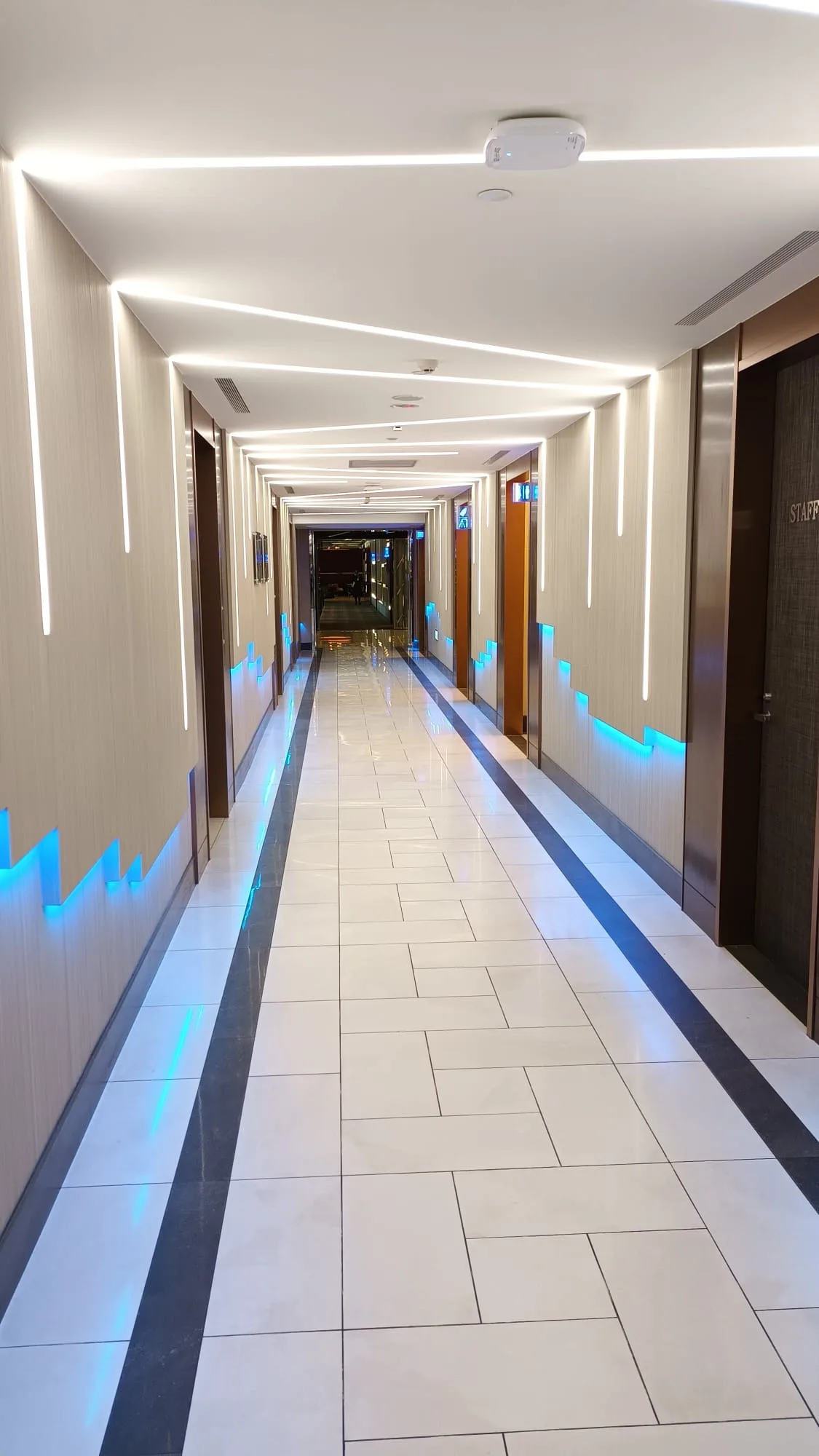 Lobby mit LED-Lichtleisten entlang der Wände