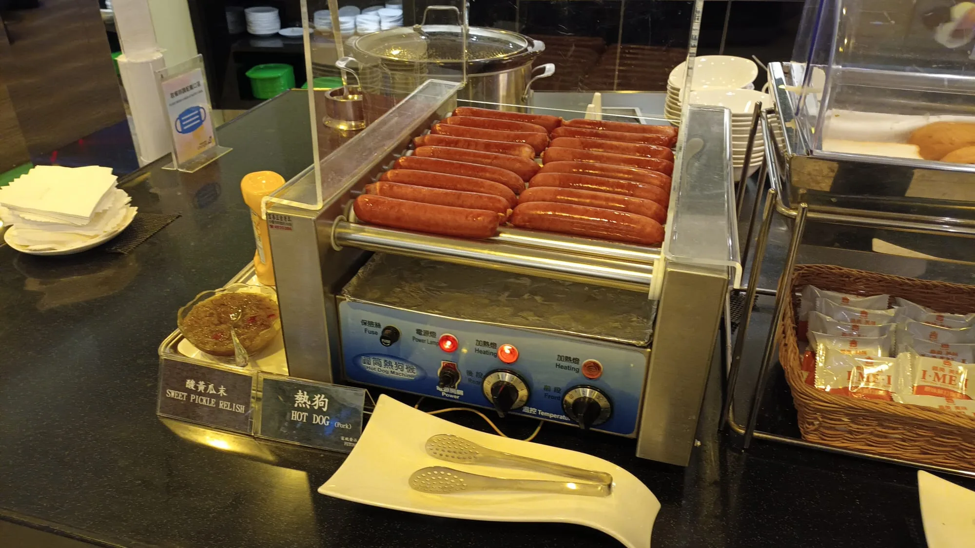 Heißwurst auf Wärmeplatte im Infinity Lounge