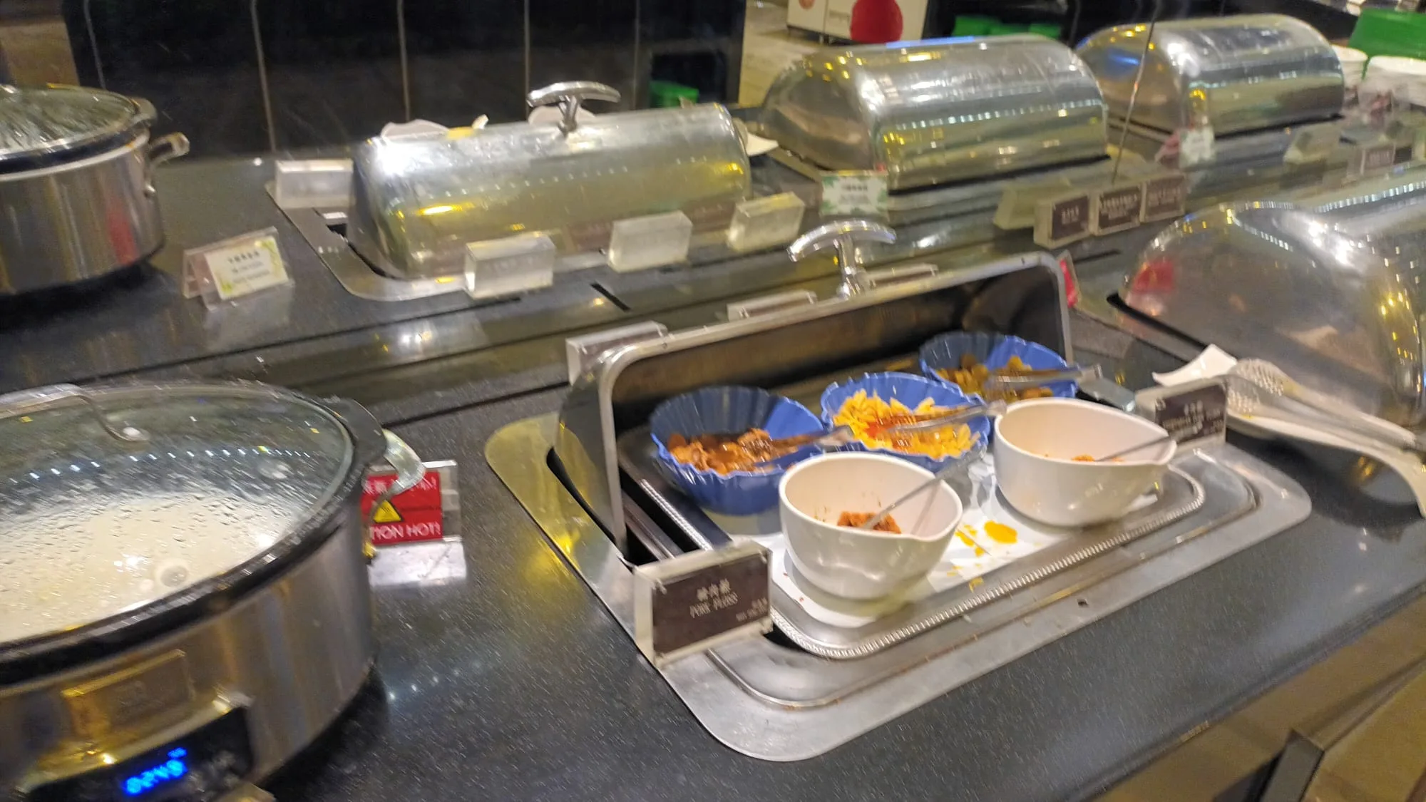Buffet mit warmen Gerichten und Servierplatten