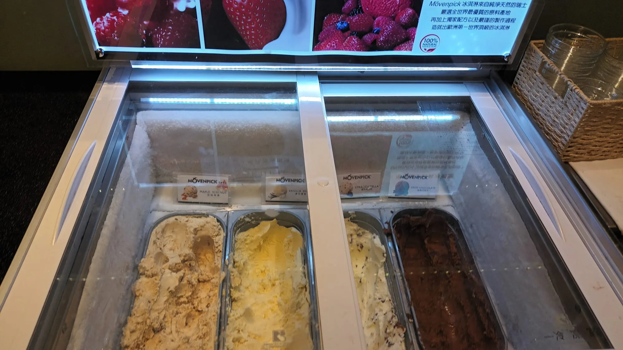 Eiscreme-Display mit verschiedenen Geschmacksvarianten