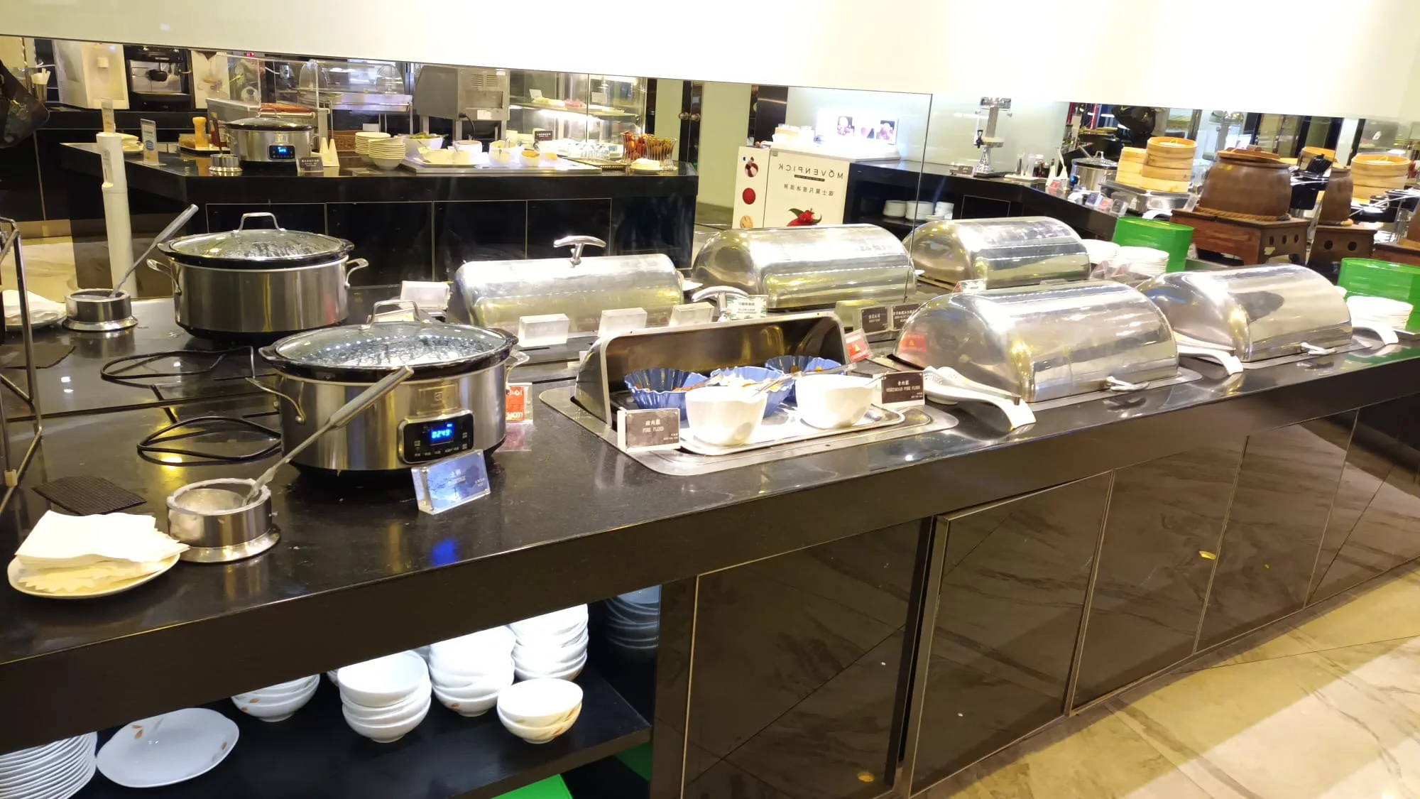 Buffet mit Schüsseln und Schalen auf schwarzer Arbeitsfläche