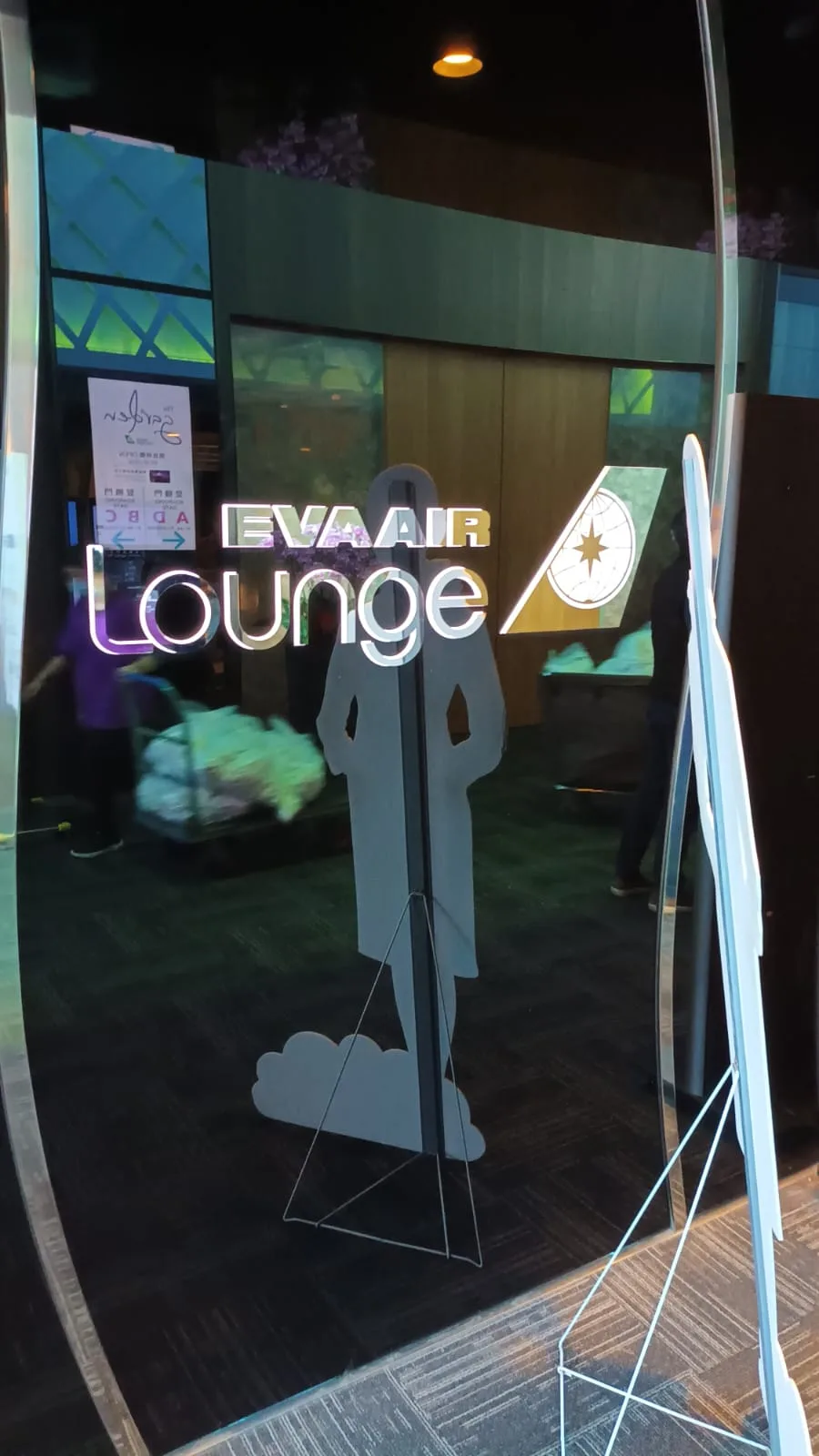 EVA Air Lounge-Schild mit stilisierter Figur vor Glaswand