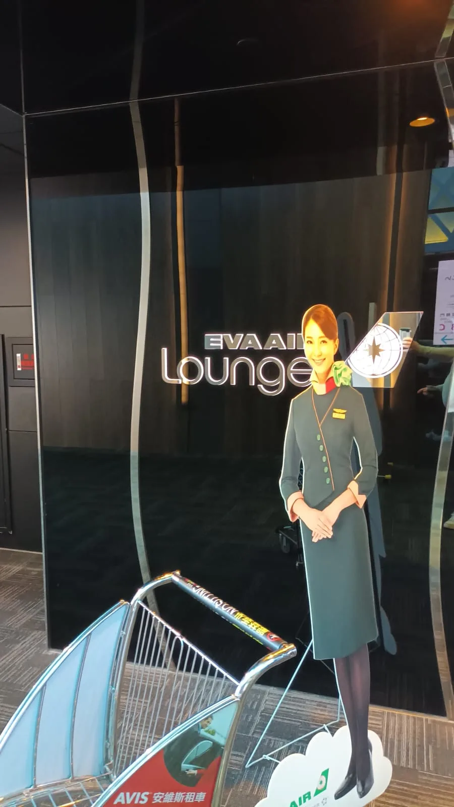 EVA Air Lounge-Einladung mit Flugbegleiterin und Gepäckwagen