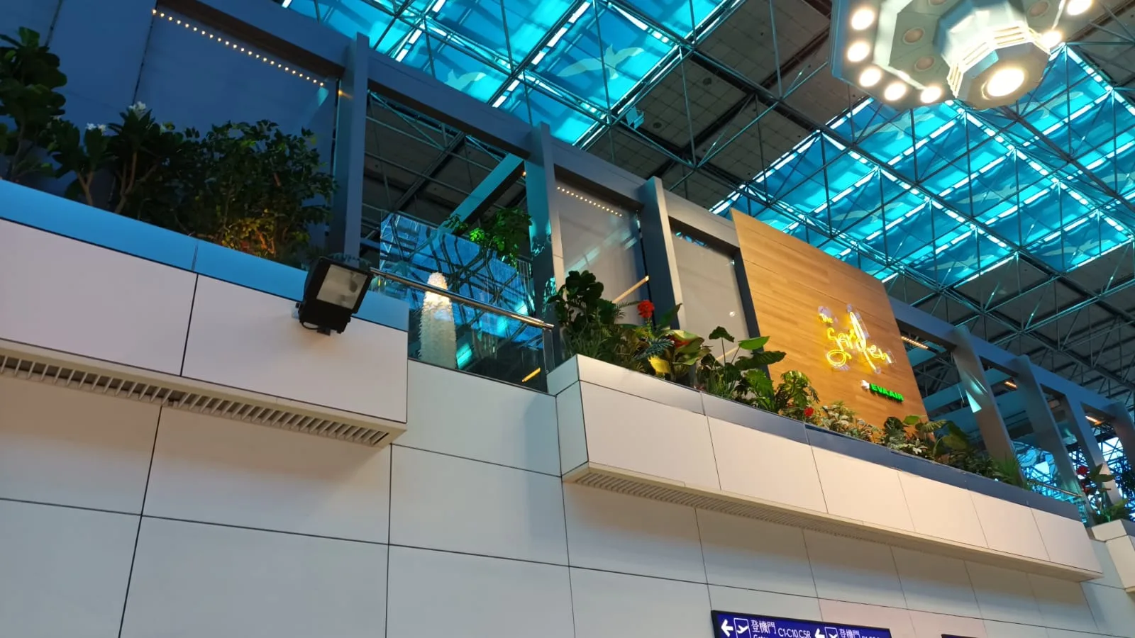 Innenraum des Infinity Lounges mit Pflanzen und Sitzbereich