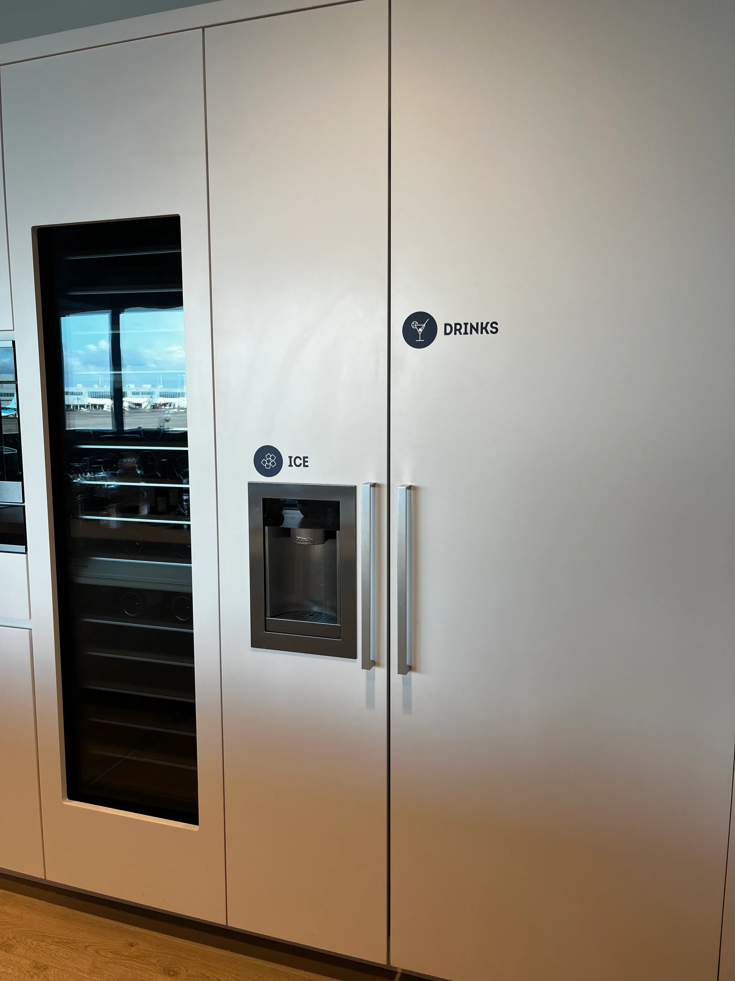 Getränkekühlschrank mit Eiswürfelbereiter und Etiketten