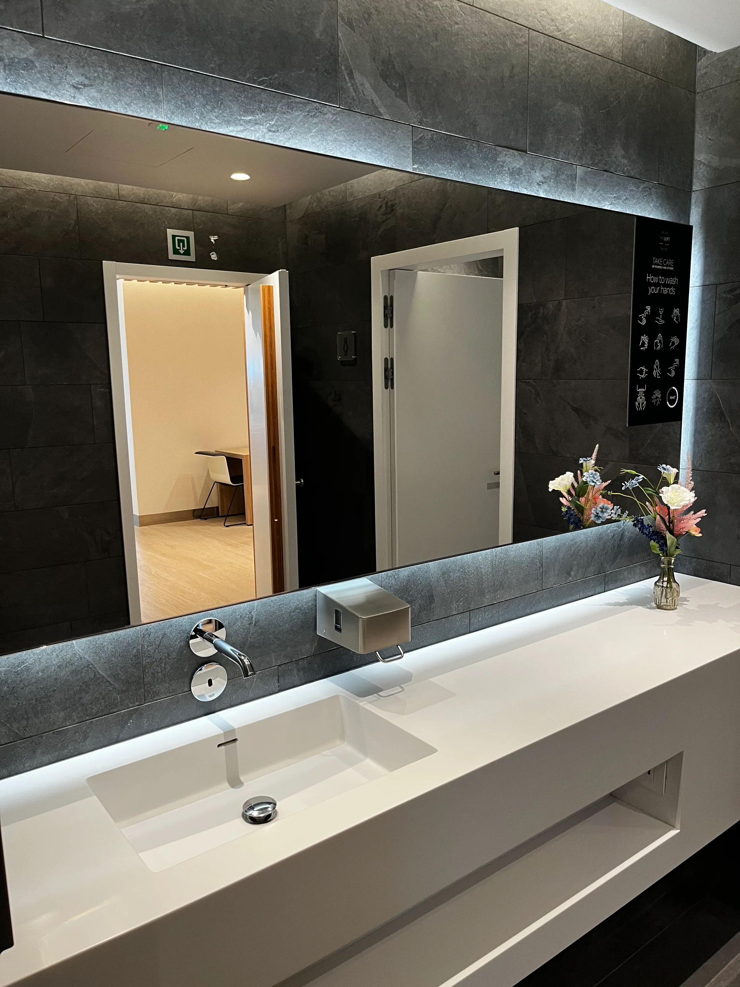 Wartezimmer mit Waschbecken und Spiegel