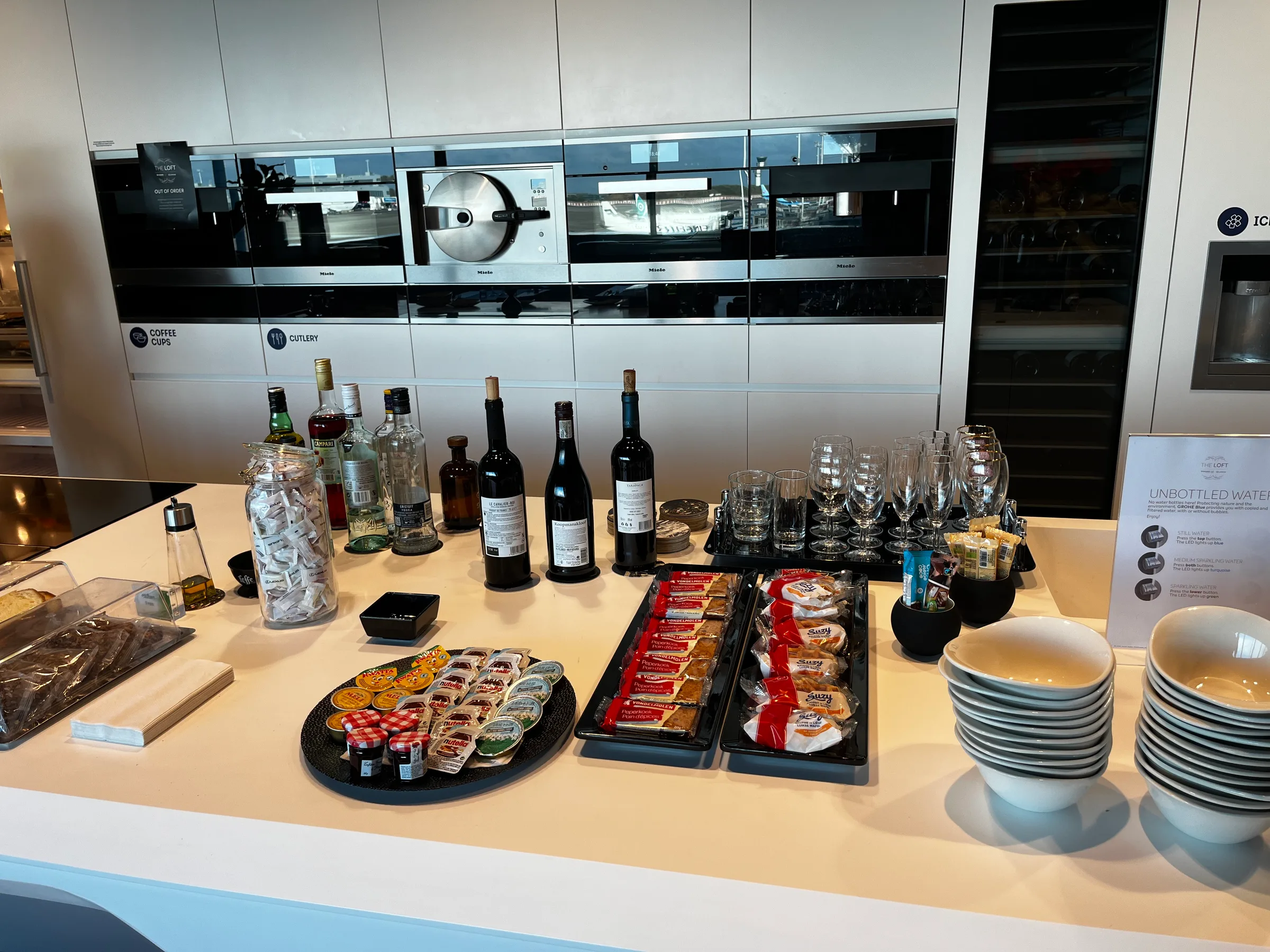 Lounge-Tisch mit Getränken und Snacks