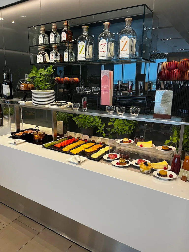 Buffet mit Obst, Käse und Getränken im Loungebereich