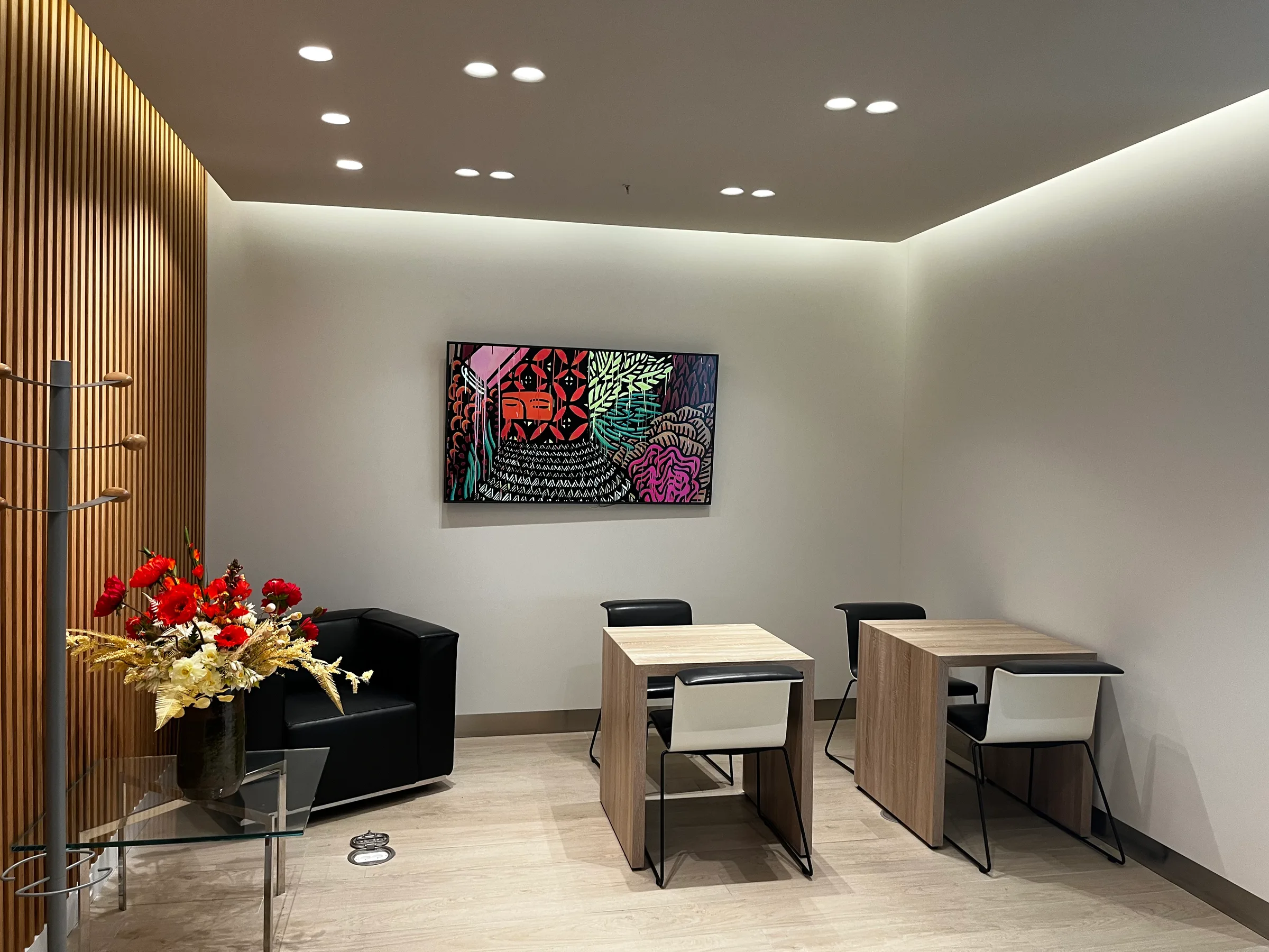 Lounge mit Sitzmöbeln und Kunstwerk an der Wand
