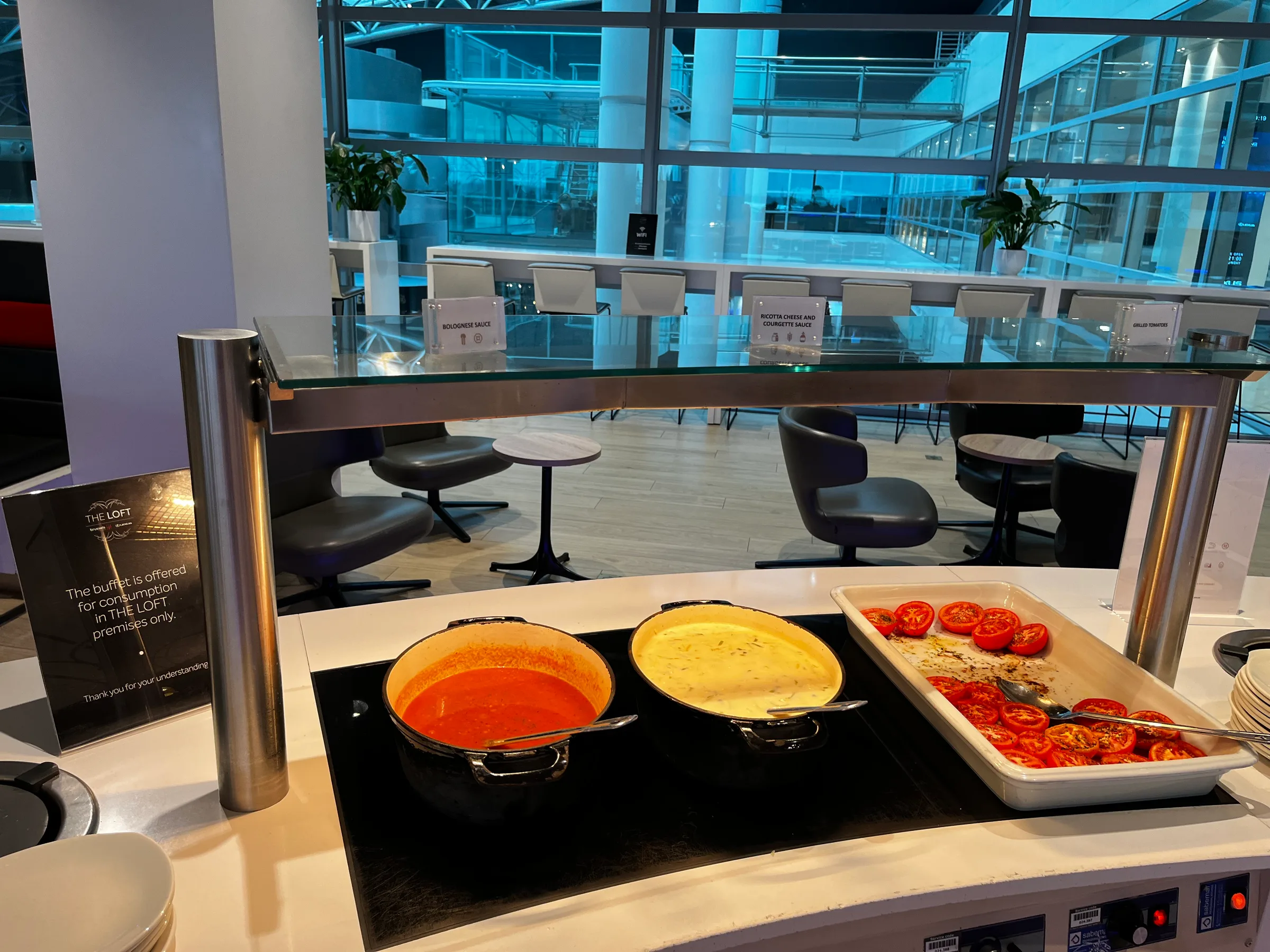 Buffet mit Suppen und Tomaten im Flughafenlounge