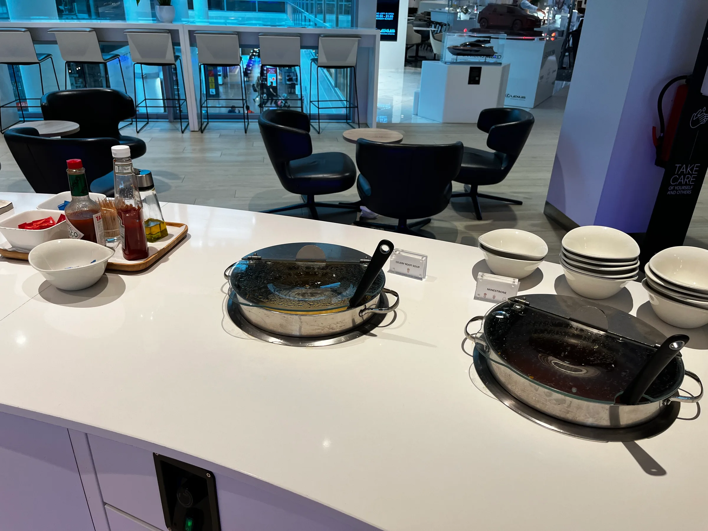 Lounge-Tisch mit Kochutensilien und Essgeschirr