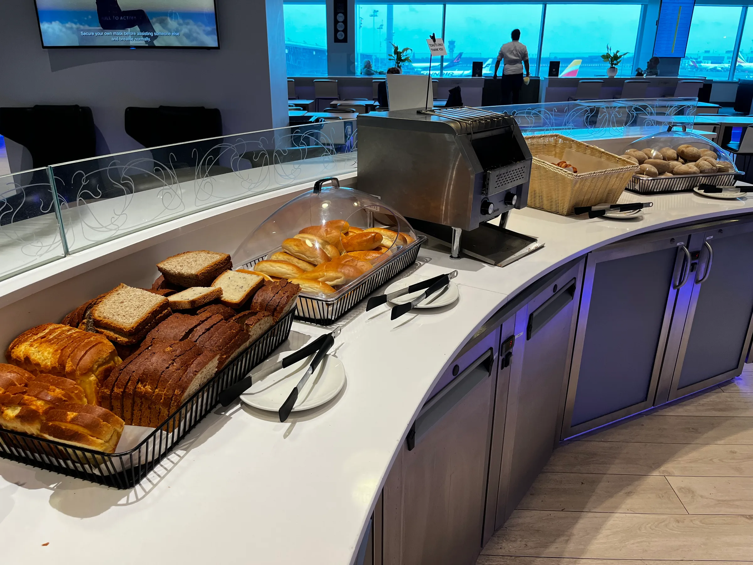 Buffet mit verschiedenen Broten und Toasten auf einer Lounge