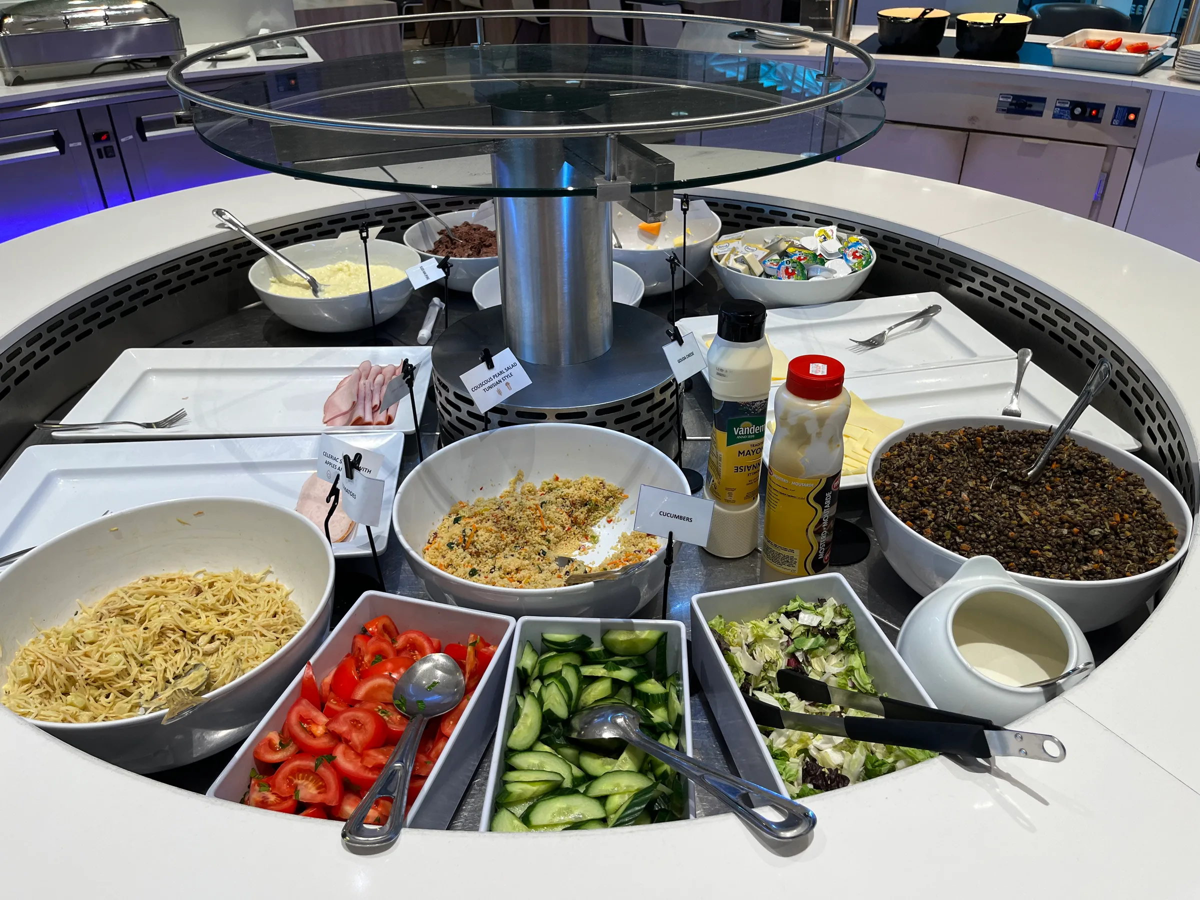 Buffet mit Salat, Gemüse und verschiedenen Beilagen