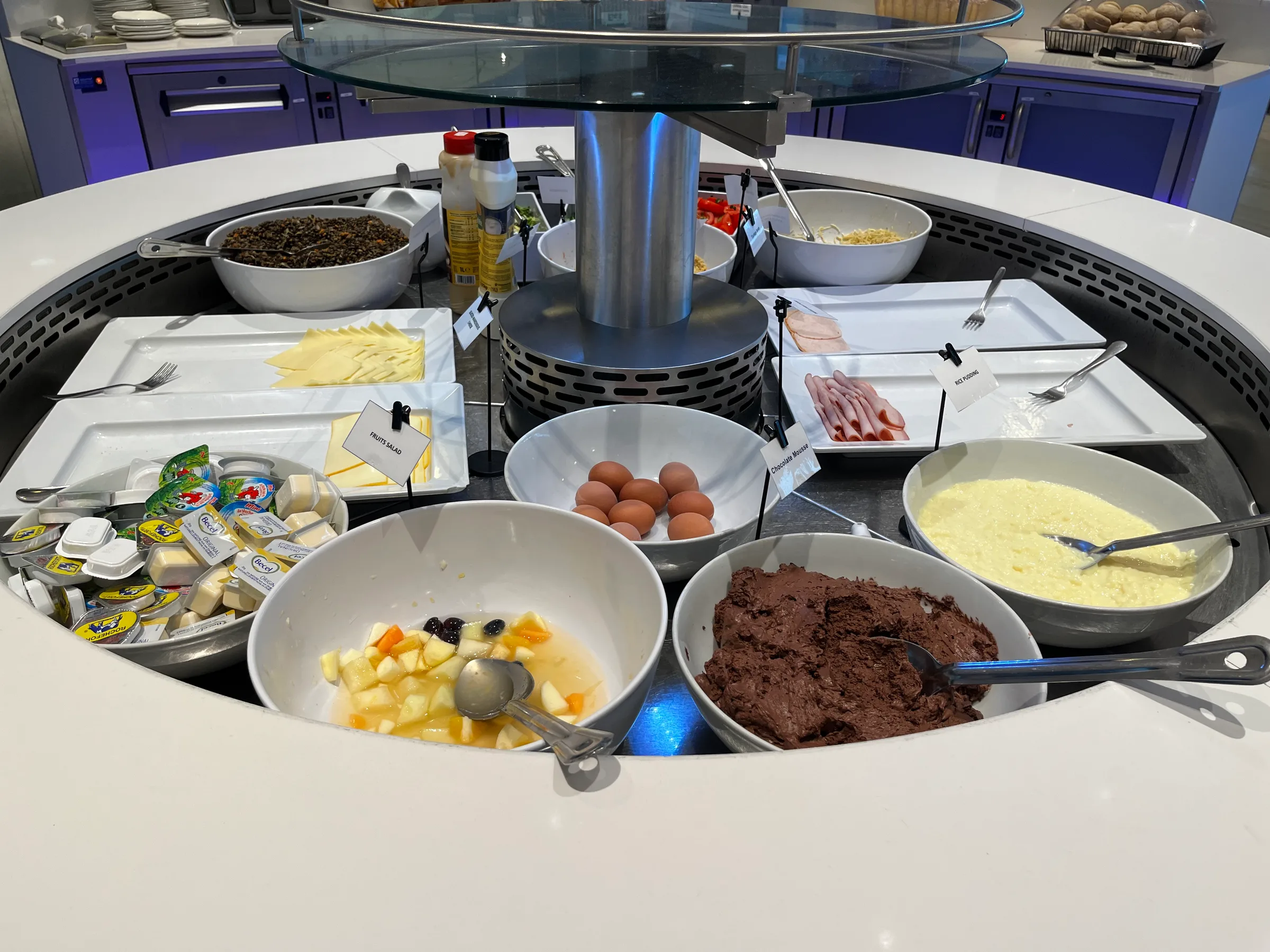 Frühstückstablett mit Käse, Eiern und Schokoladencreme