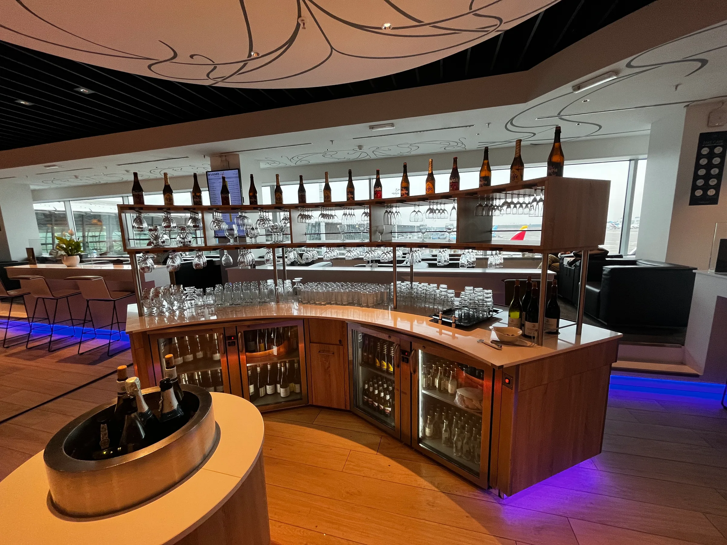 Bar mit Flaschen und Gläsern im Loungesaal