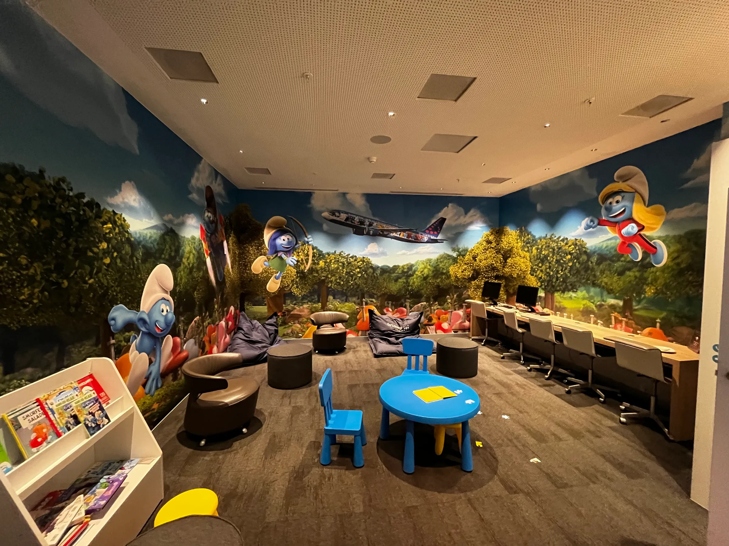 Kinderspielraum mit Smurfen-Motiven an den Wänden
