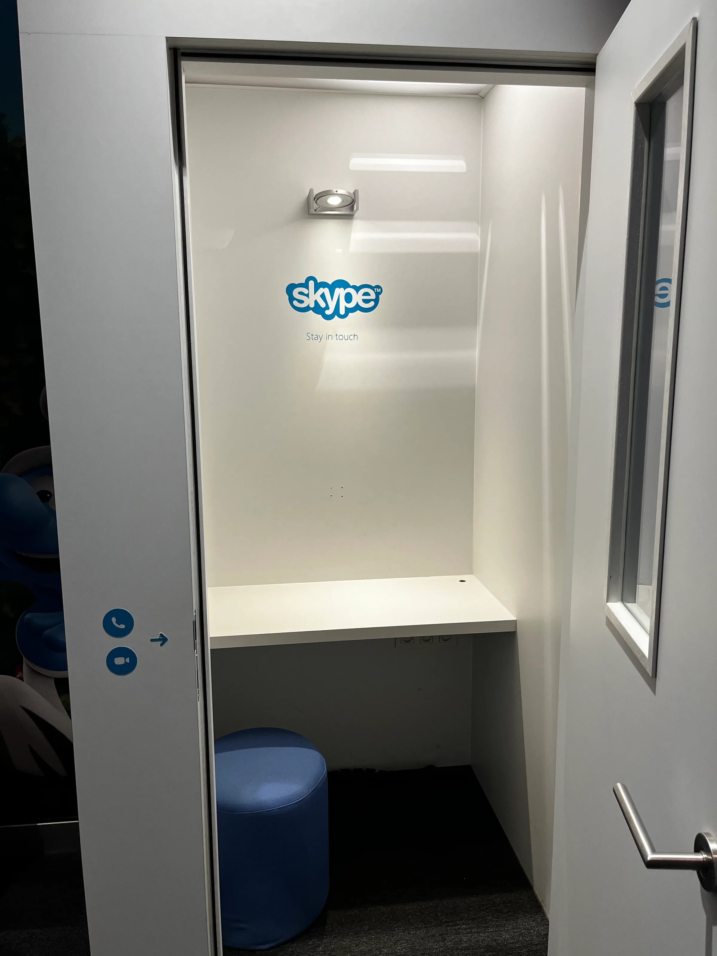Skype-Telefonkabine mit Sitzbank und Schreibtisch