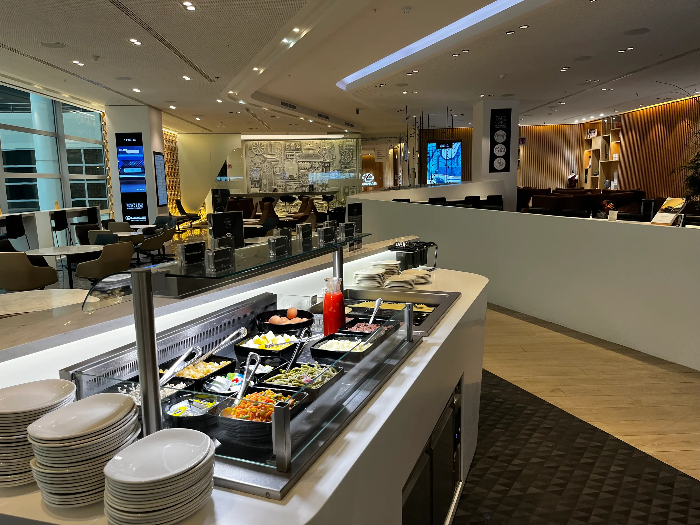 Frühstücksbuffet im Loungebereich mit verschiedenen Speisen und Getränken