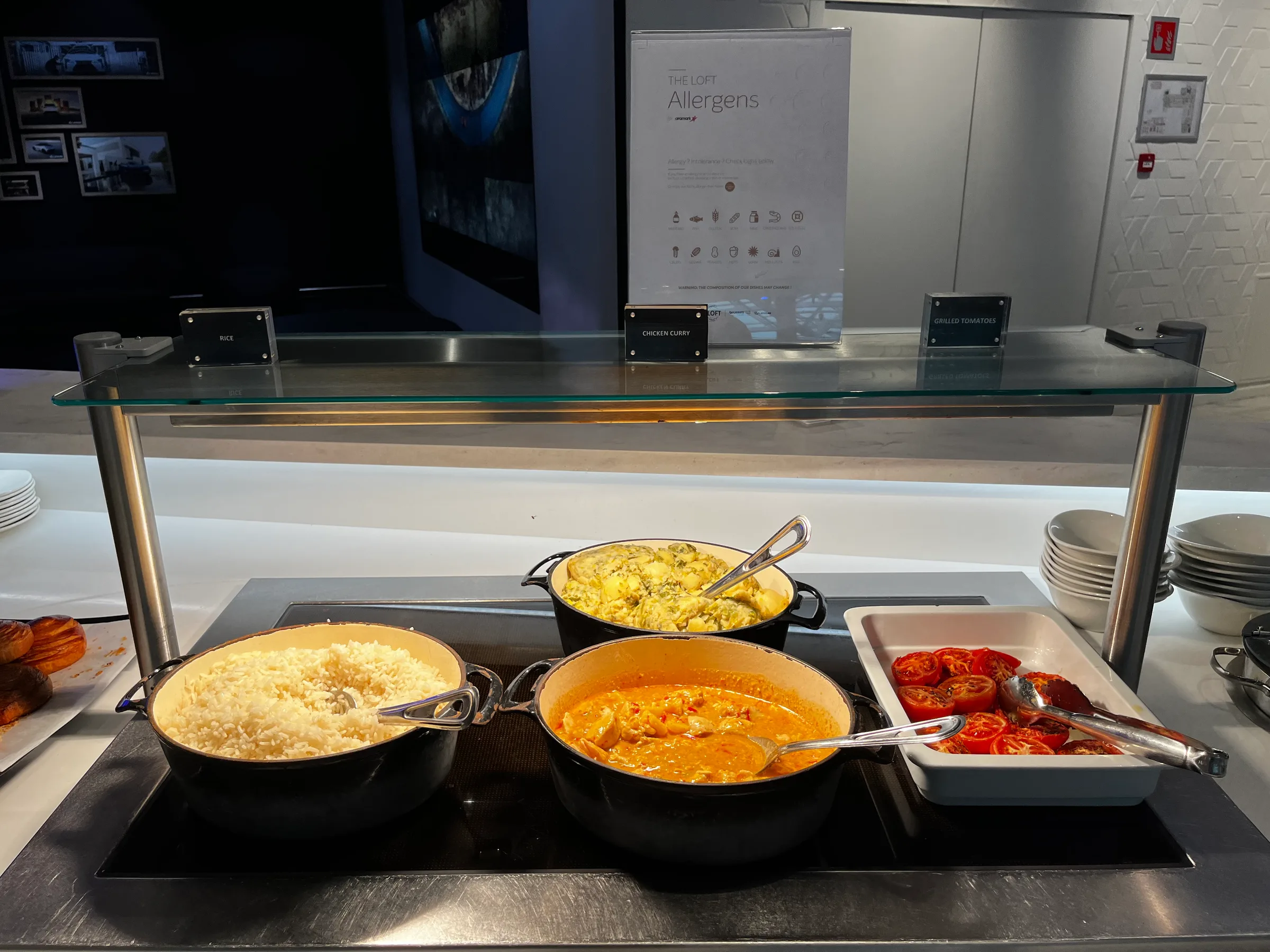 Buffet mit Reis, Curry und Tomaten im Flughafenlounge