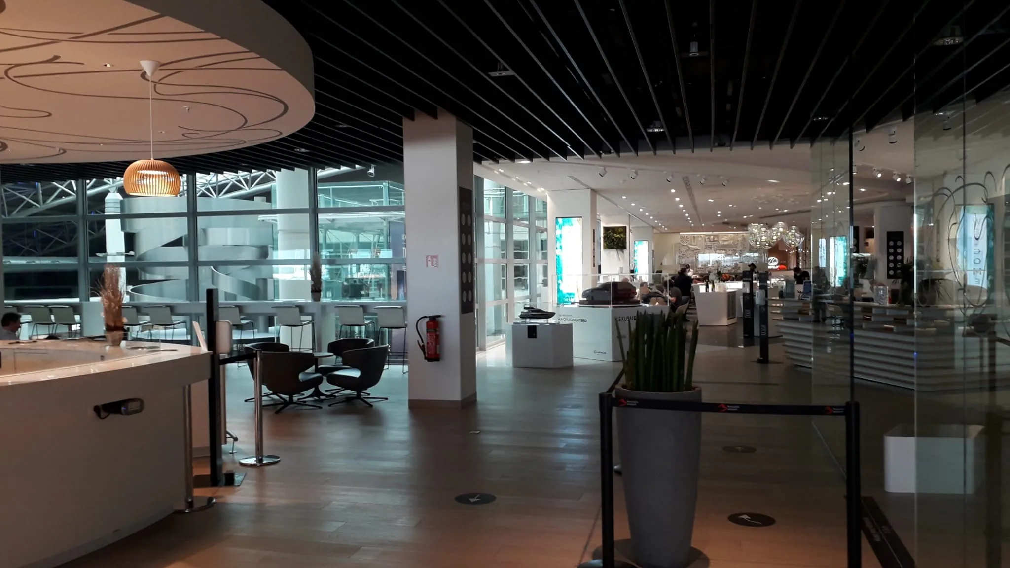 Lounge mit Sitzgelegenheiten und Pflanzen im Hintergrund