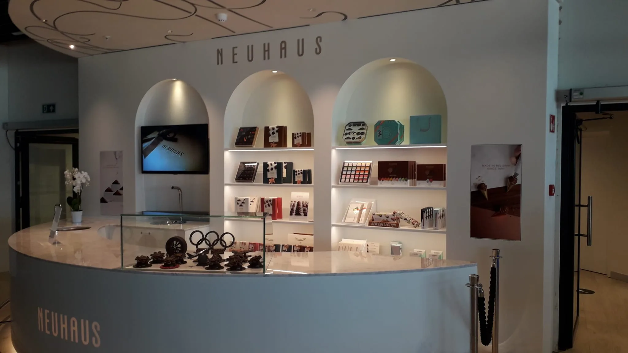 Neuhaus-Schokoladenladen mit Regalen und Displayvitrine