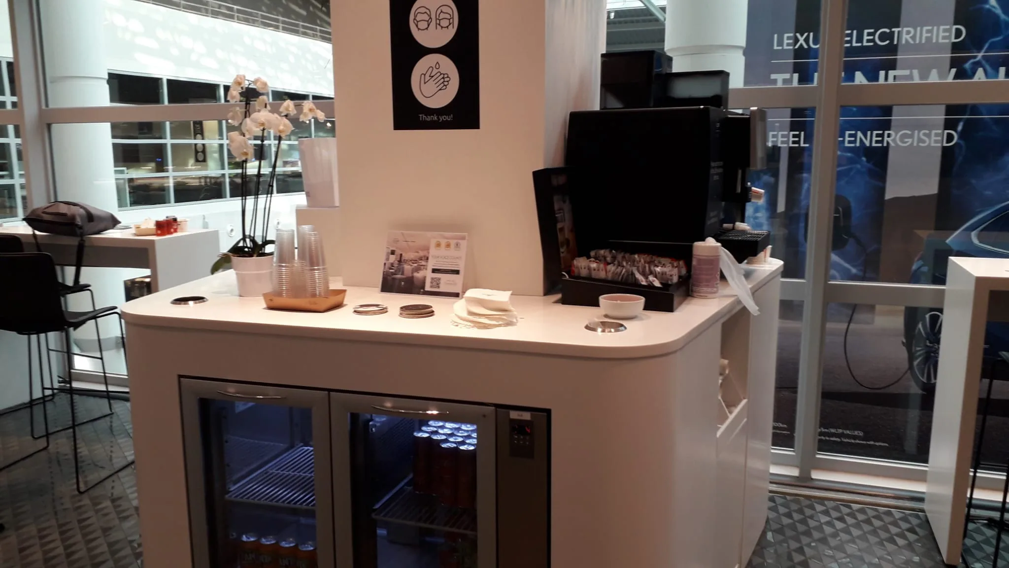 Kaffeebar mit Getränkekühlschrank und Servierutensilien