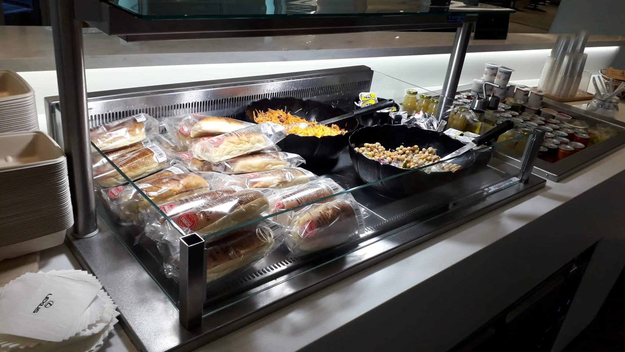Buffet mit Sandwiches und Beilagen im Flughafenlounge