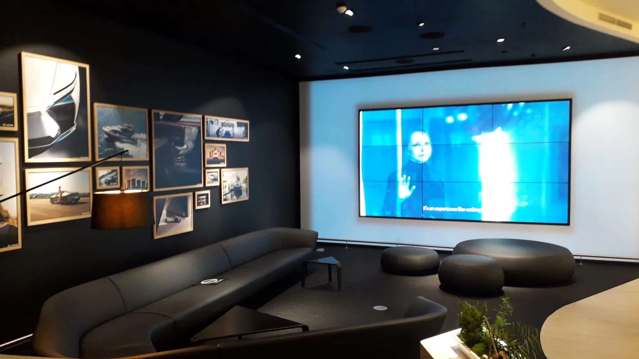 Lounge mit Couch und Bildern an der Wand