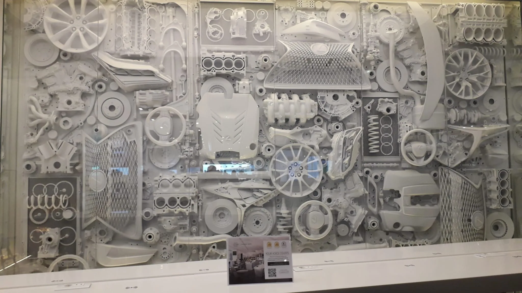 Automobile Teile aus Kunststoff in einer Ausstellung