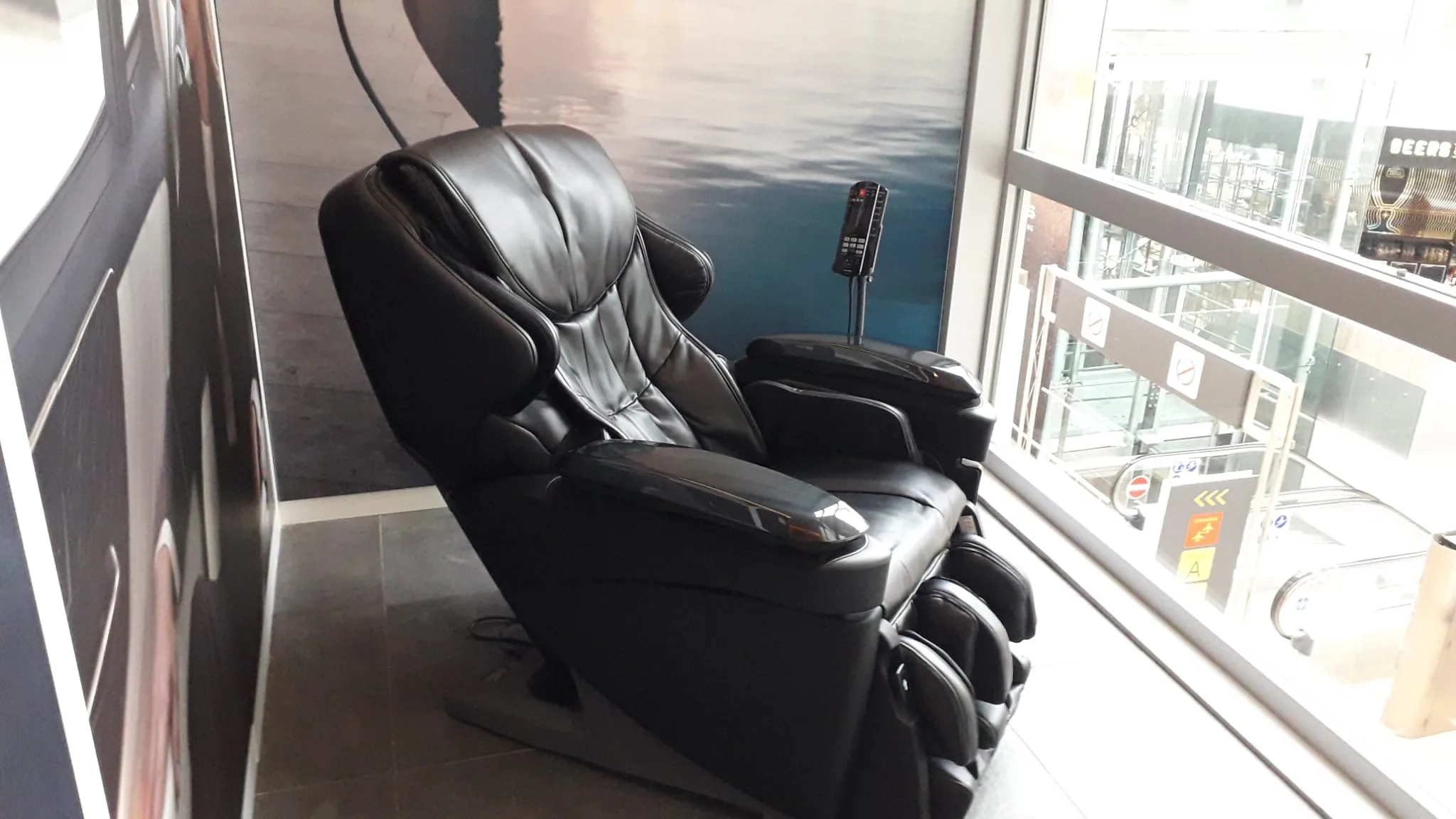 Schwarzer Massagestuhl im Loungesektor
