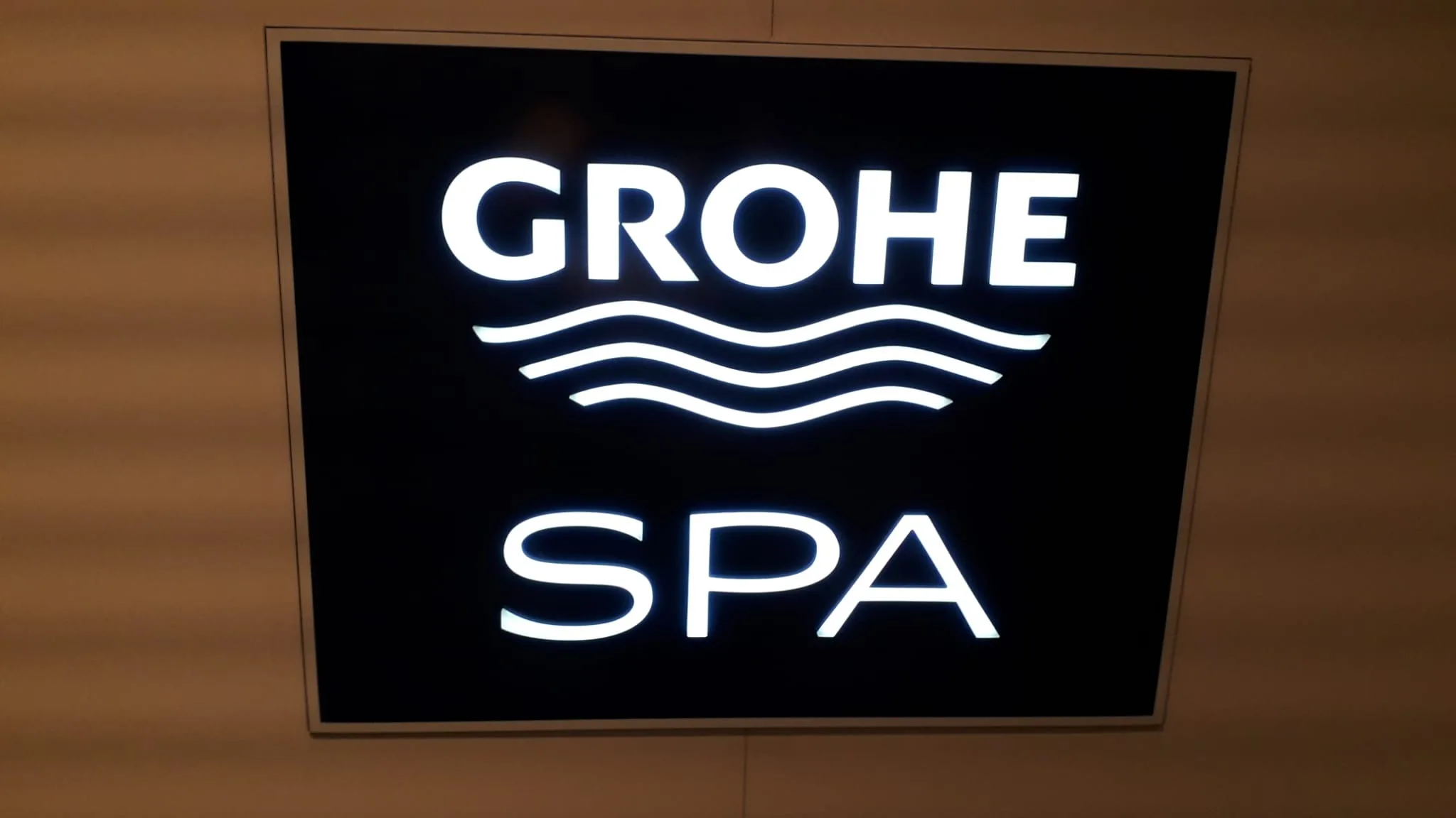 GROHE Spa-Schild mit Wellenlinien