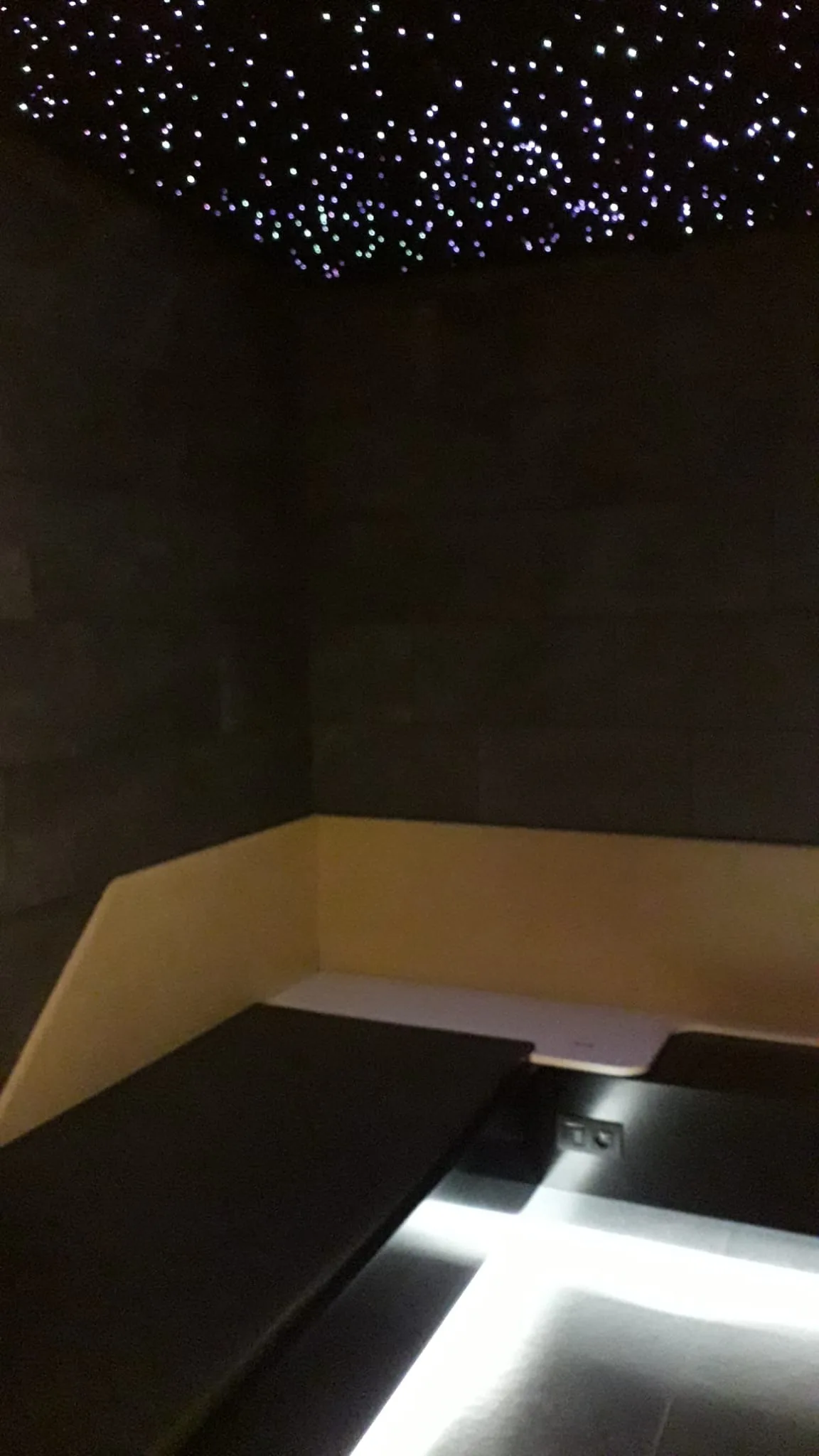 Lounge mit LED-Beleuchtung und Sternenhimmel-Effekt