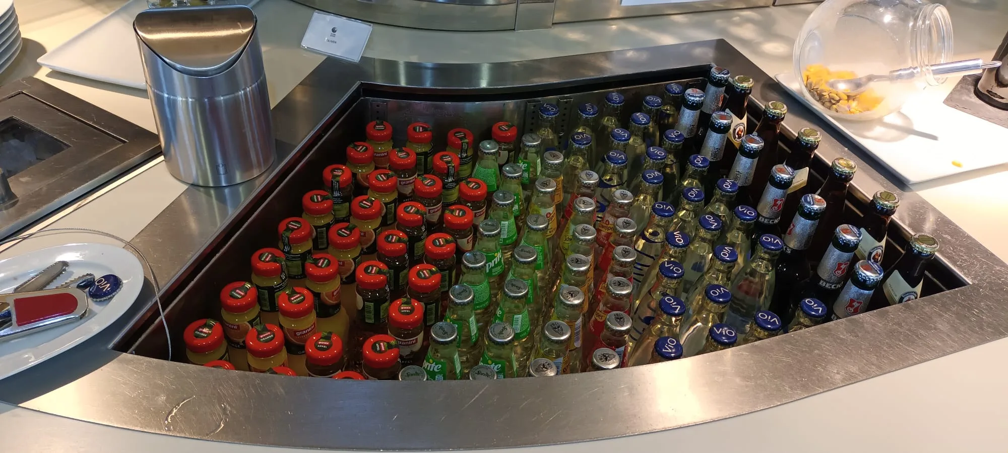 Getränkeauslage mit Flaschen und Dosen in einer Lounge