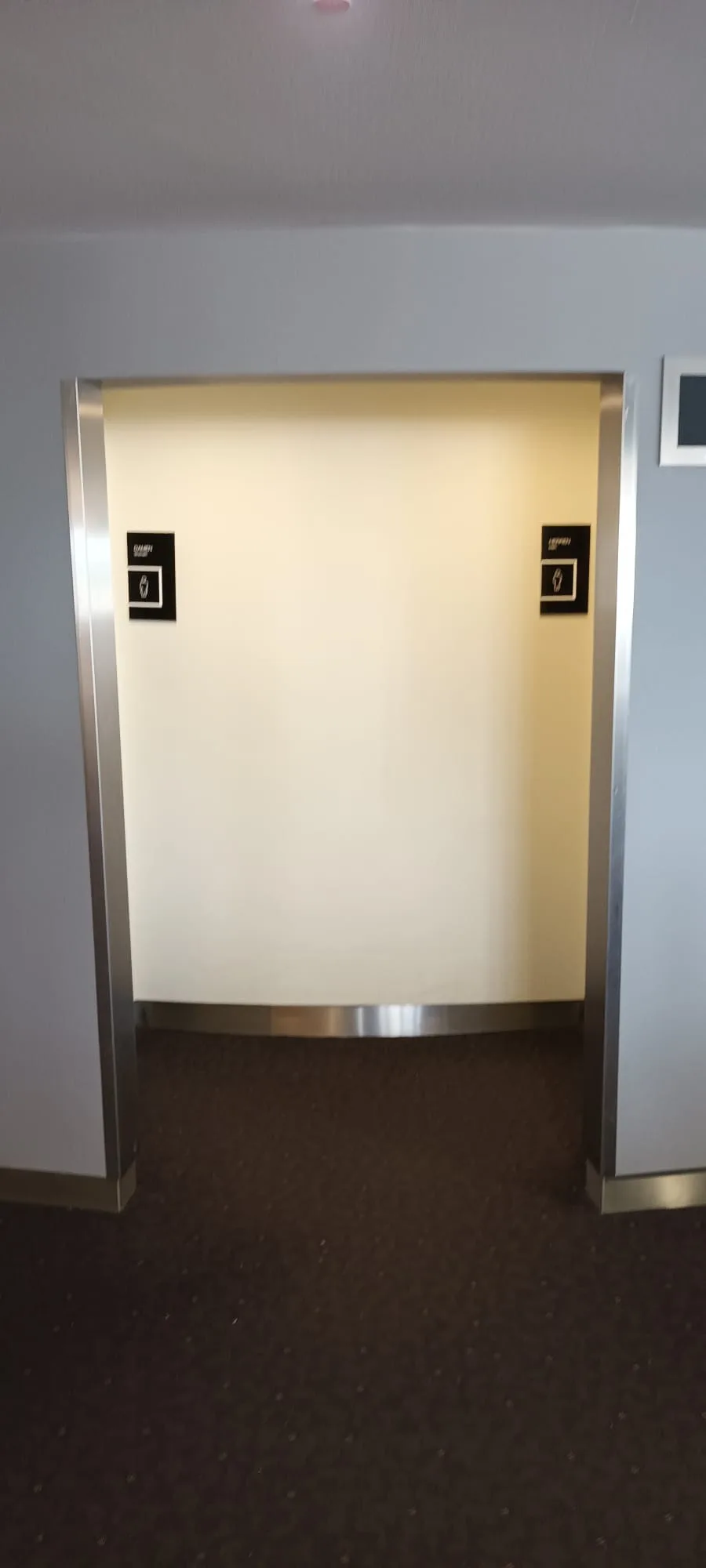 Aufzugstür mit Nummernschildern