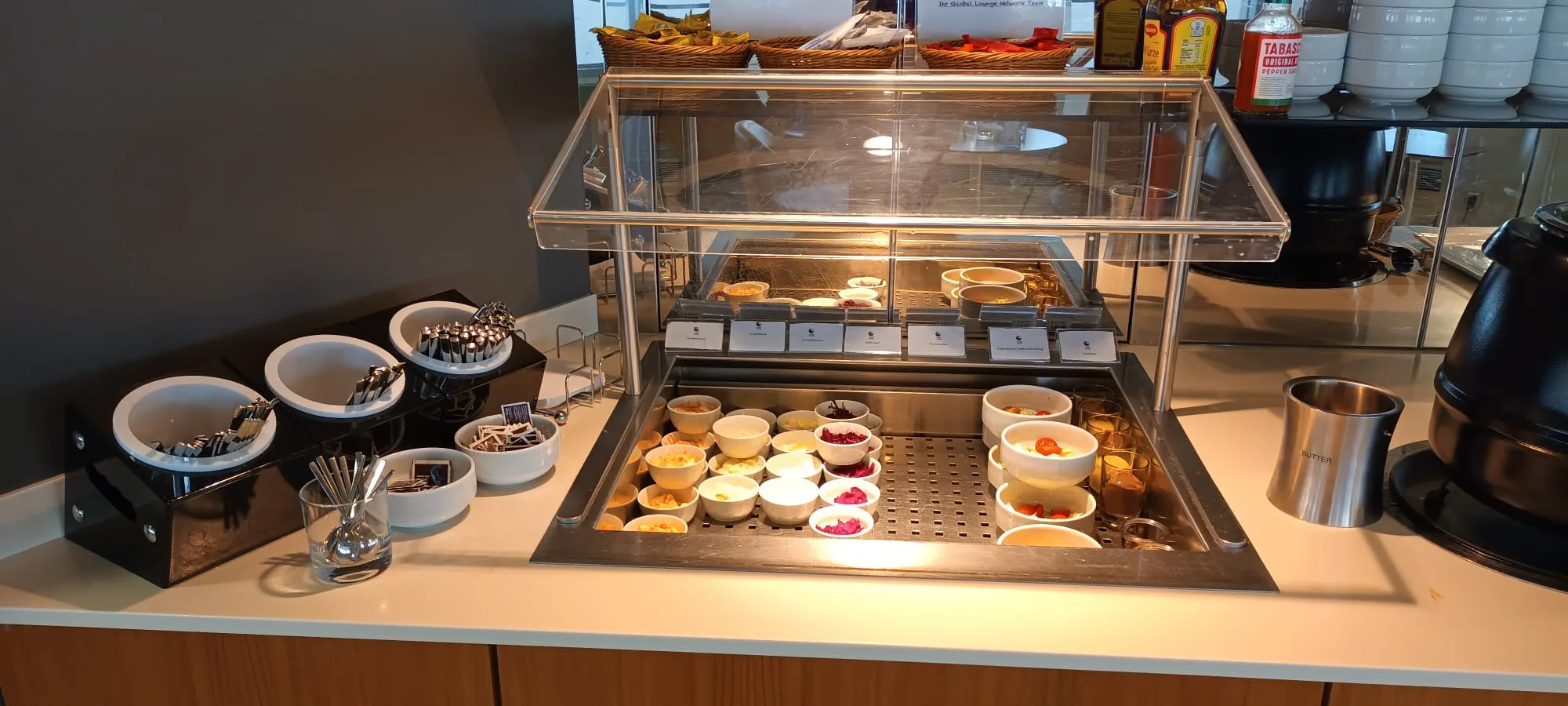 Frühstücksservice mit verschiedenen Beilagen und Desserts im Flughafenlounge