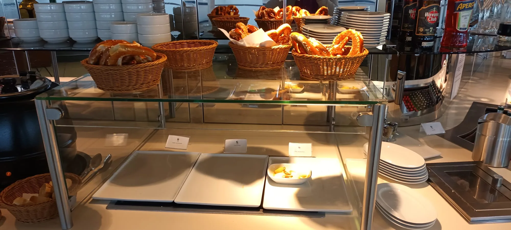 Buffet mit Brezeln und Brot in Körben