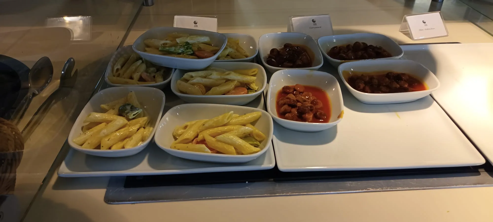 Buffet mit verschiedenen Pasta- und Gemüsegerichten