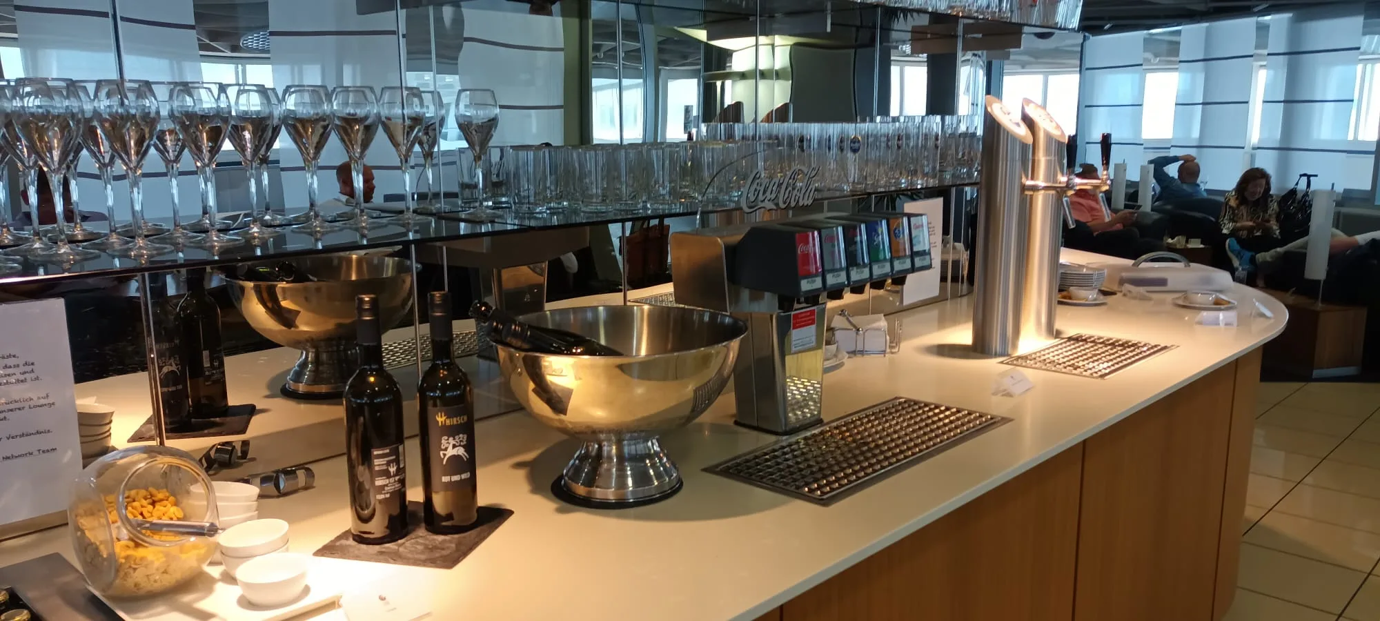 Bar im Flughafenlounge mit Gläsern und Getränkeautomaten