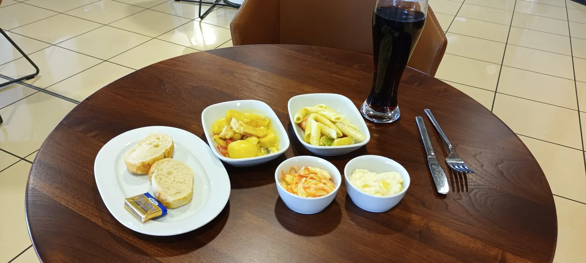 Tisch mit Essen und Getränk im Flughafensalon