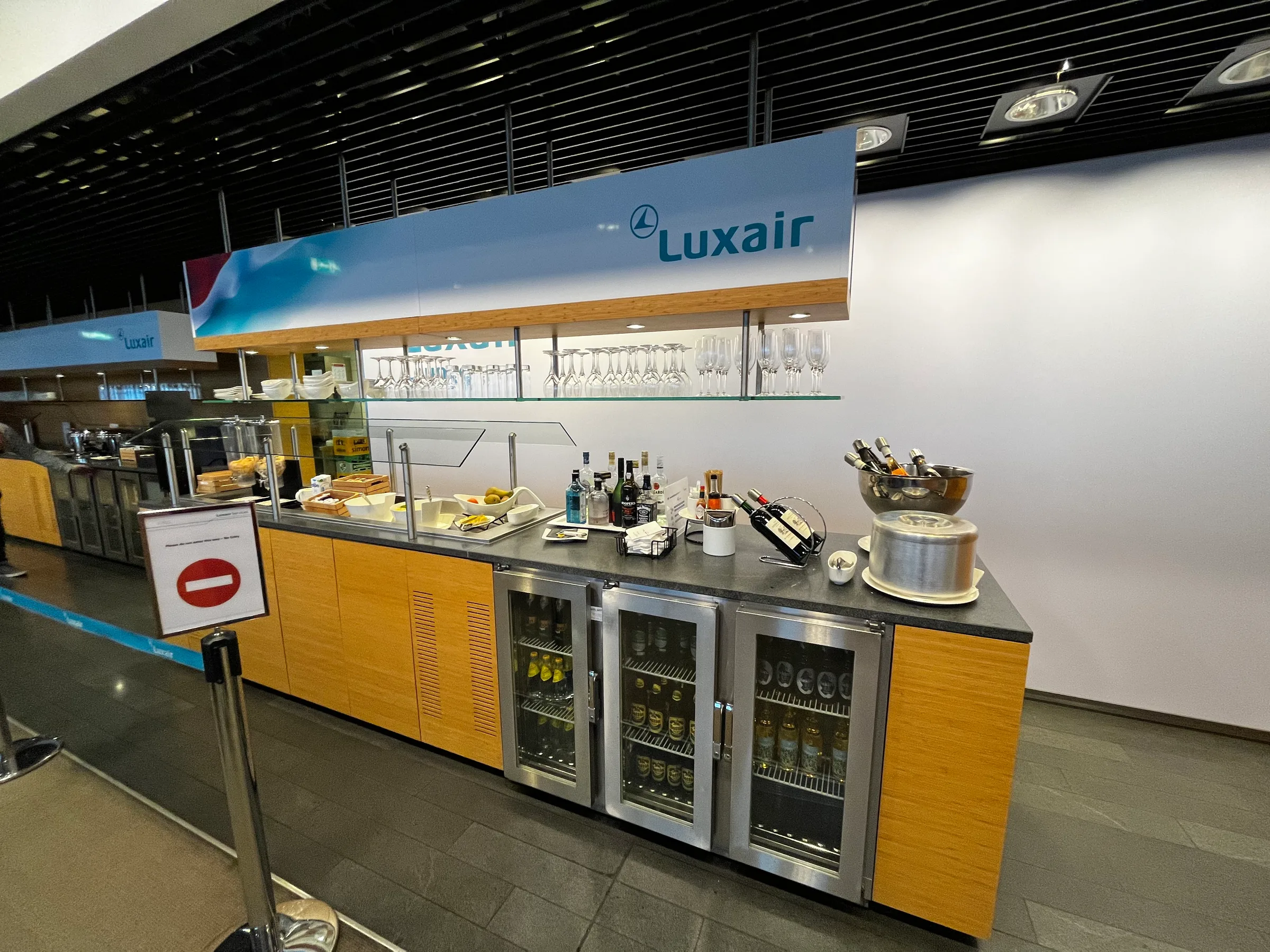 Luxair-Lounge mit Getränkeautomaten und Snacks