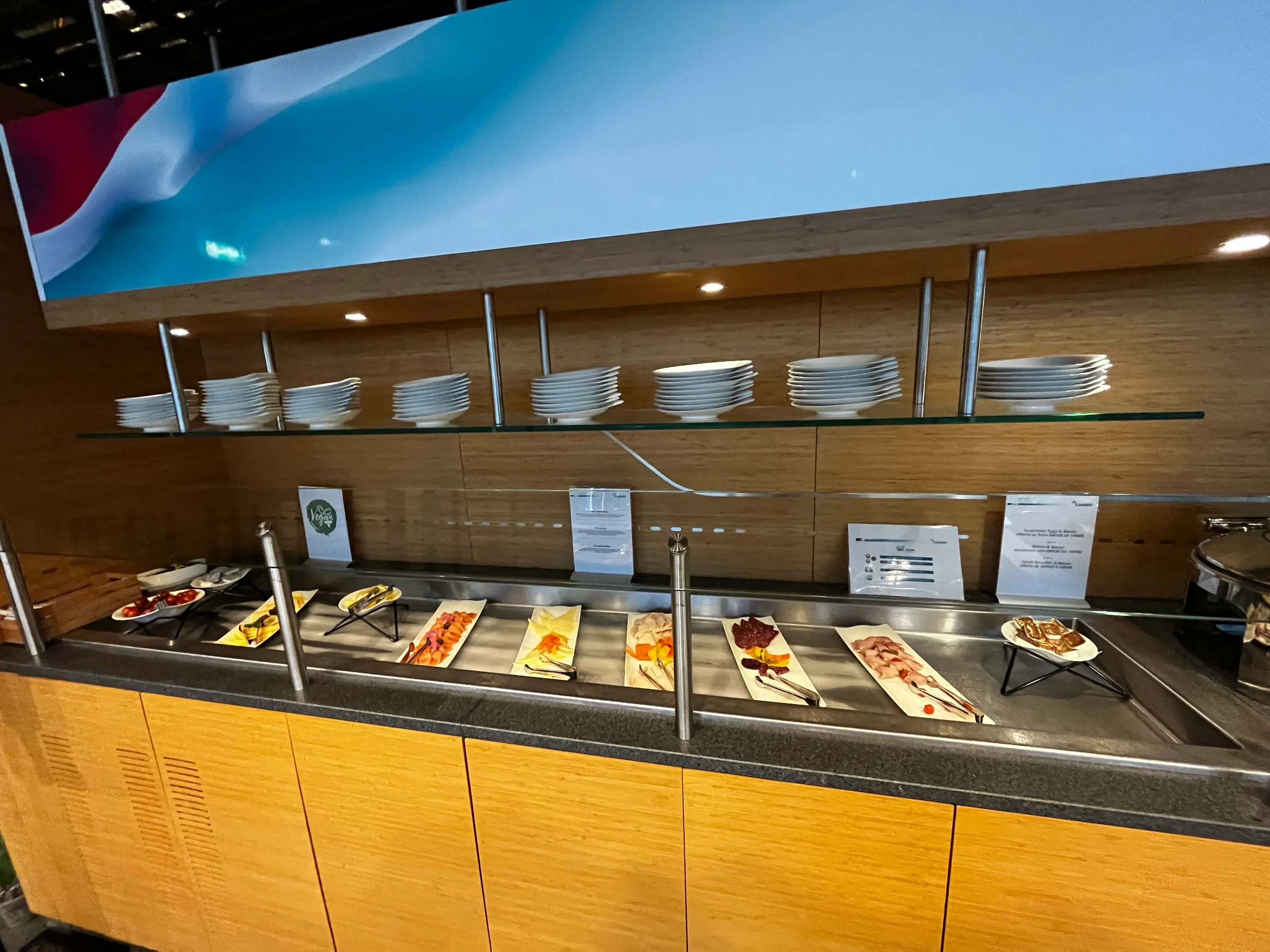 Buffet mit verschiedenen Fleischsorten und leeren Tellern