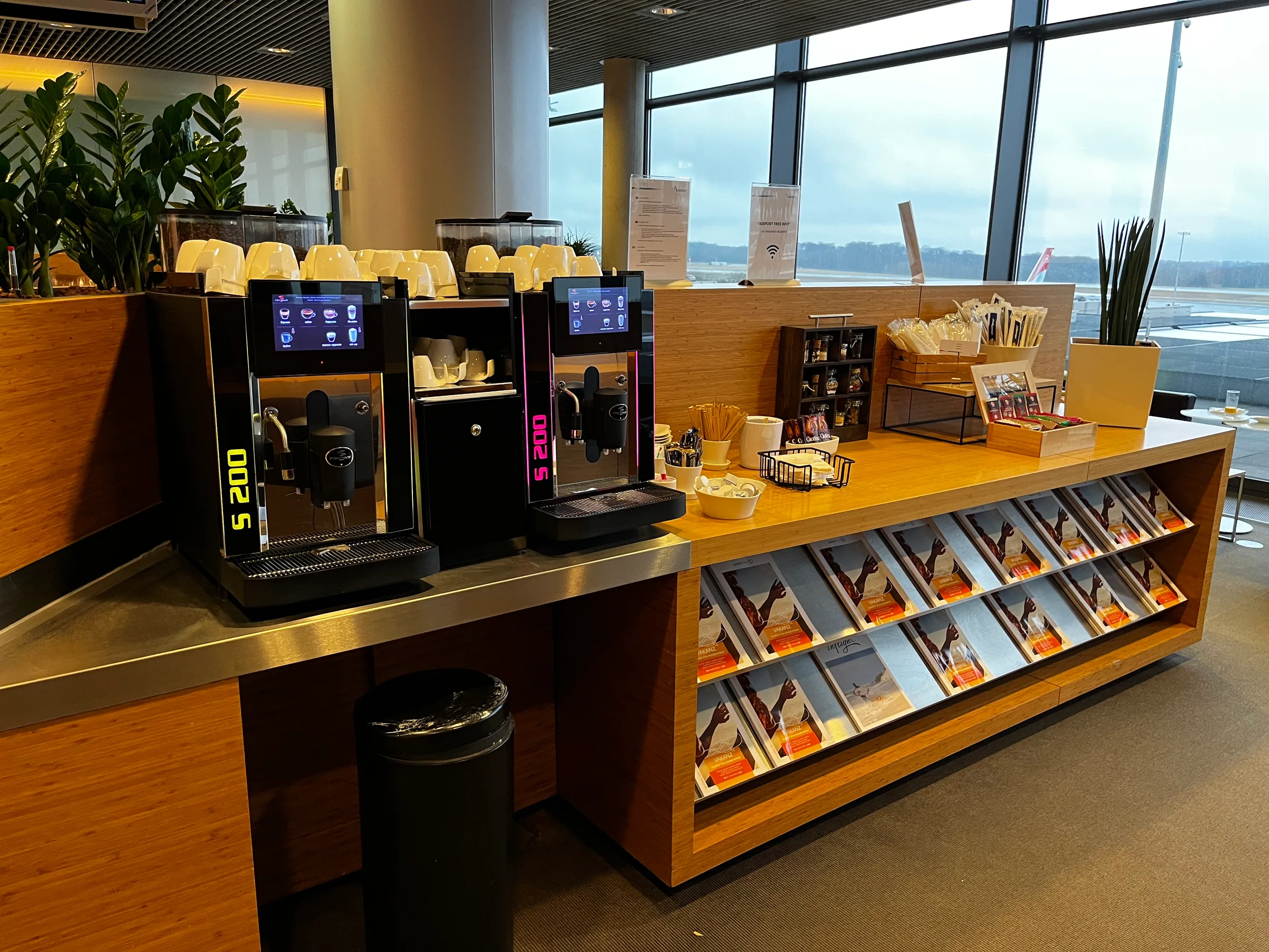 Automaten für Kaffee und Getränke in einem Flughafensalon