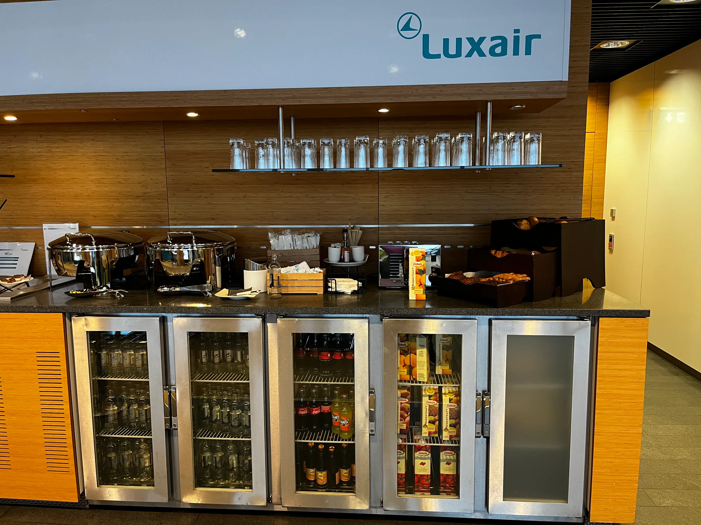 Luxair-Lounge mit Getränkeautomaten und Snacks