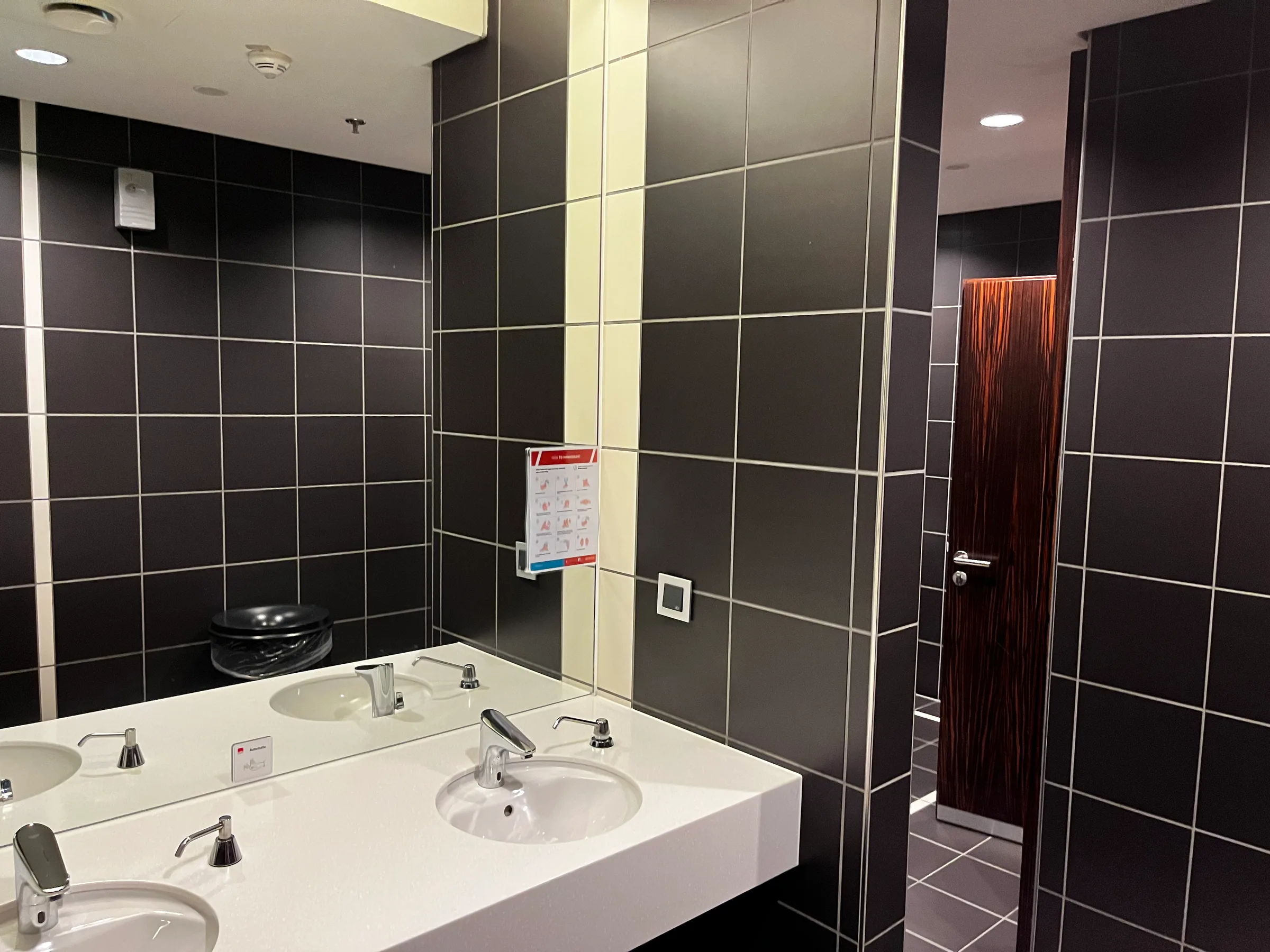 Wartezimmer mit Waschbecken und Spiegeln