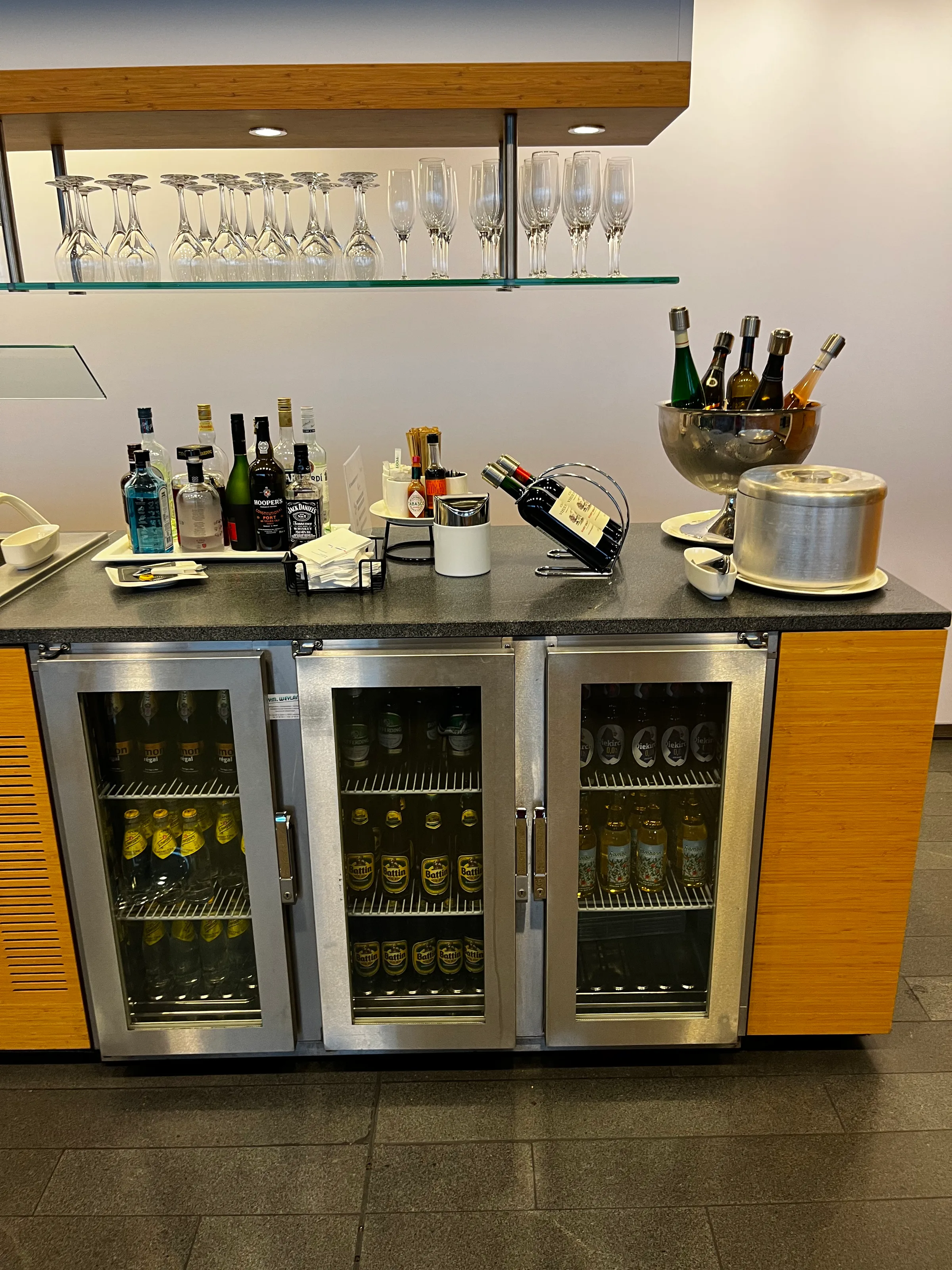 Bar mit Getränken und Gläsern im Flughafenlounge