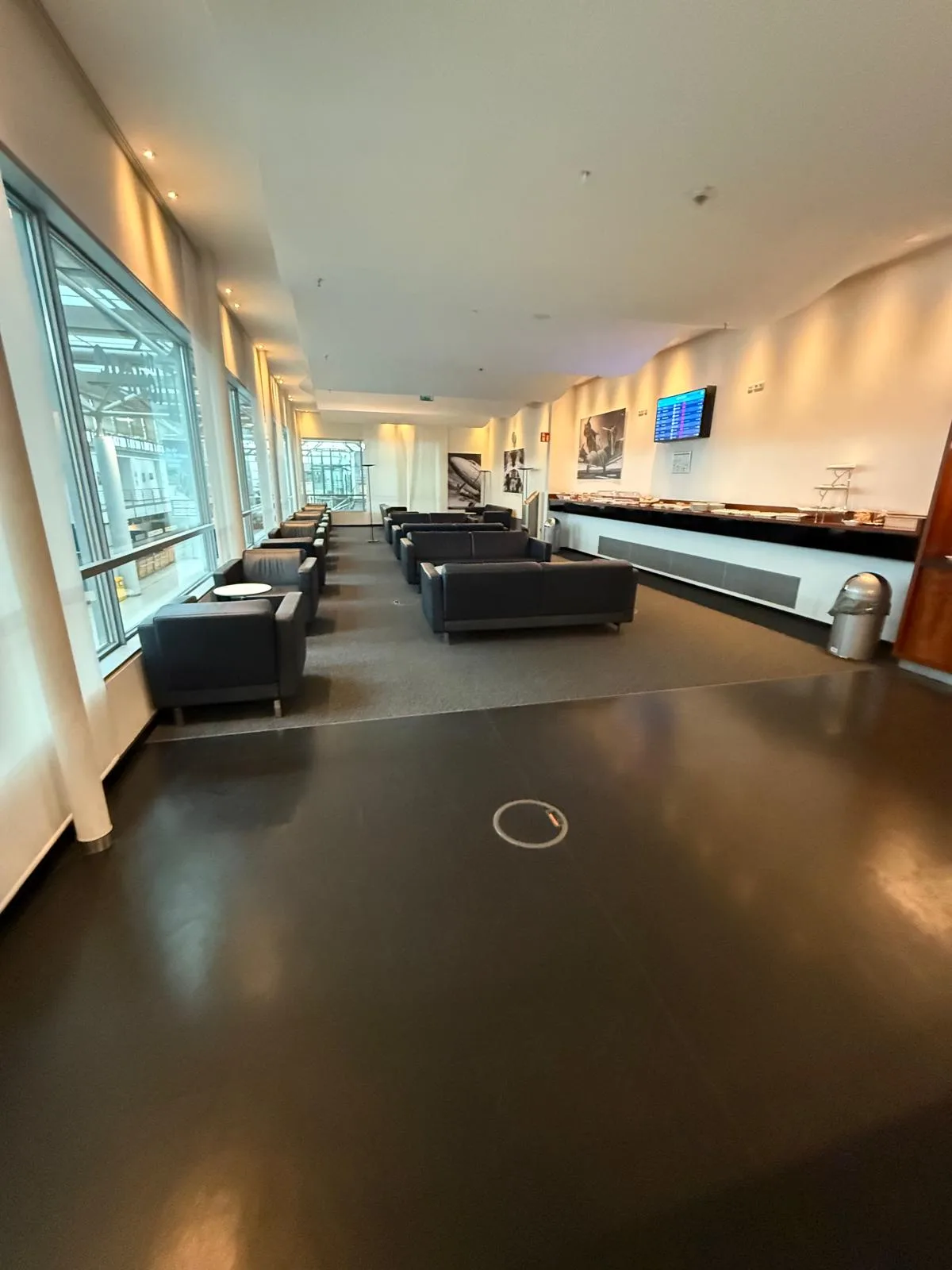 Lounge mit Sesseln und Buffet an der Wand