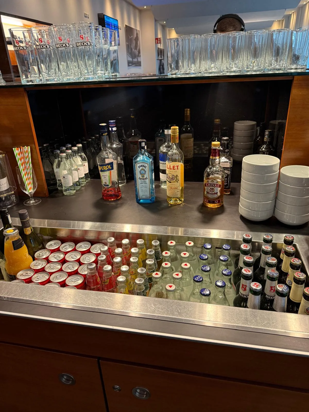 Bar mit Getränken und Gläsern im Flughafenlounge
