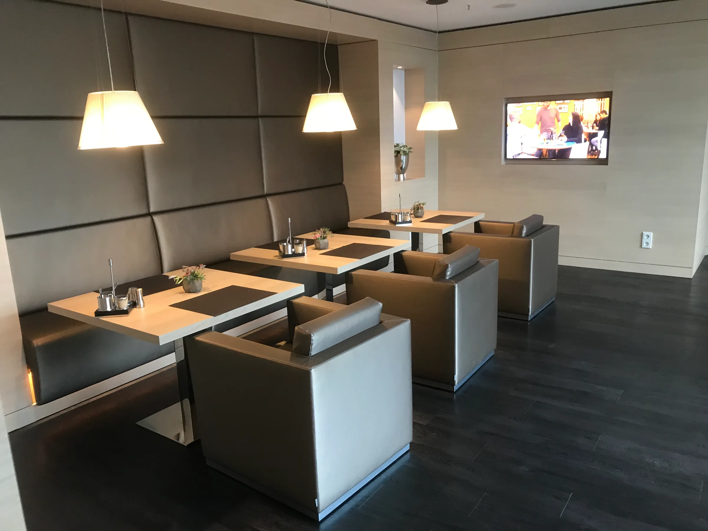Lounge mit Sitzplätzen und Fernseher
