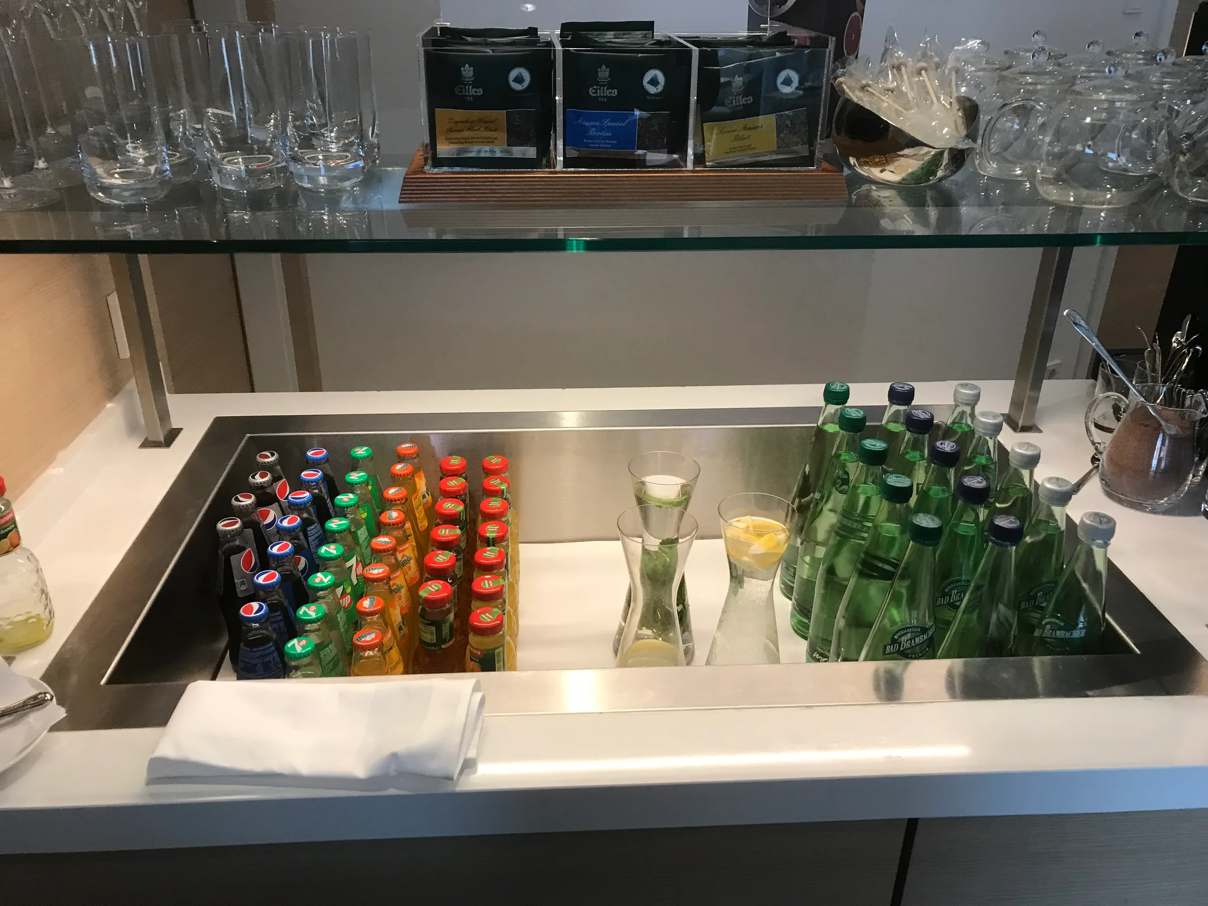 Getränkeauslage mit Flaschen und Gläsern im Hotel