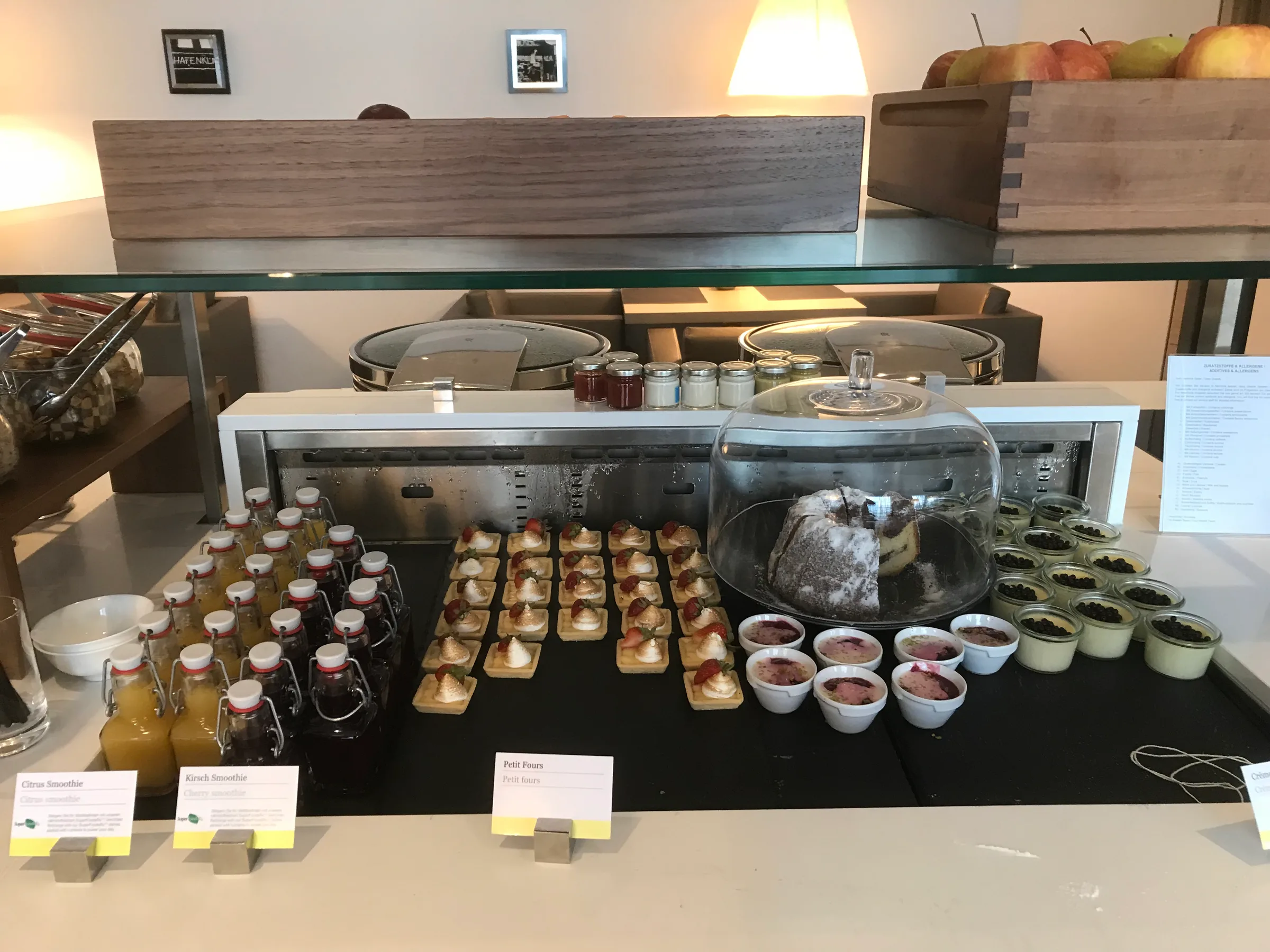 Frühstückstablett mit verschiedenen Snacks und Getränken